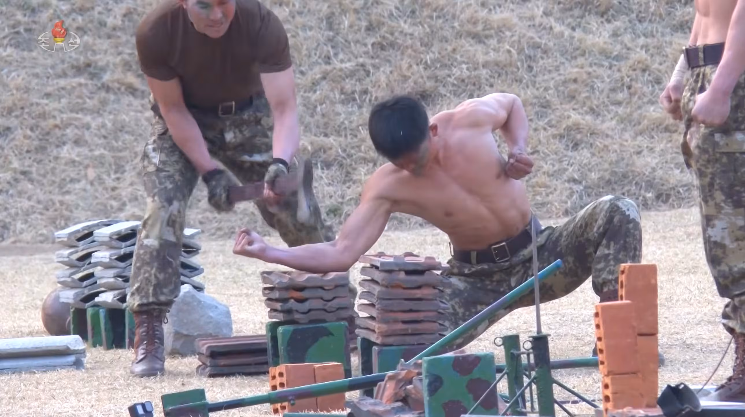 김정은 북한 국무위원장이 보는 특수작전 훈련기지에서 특수부대의 훈련 모습. /조선중앙TV 화면=연합뉴스