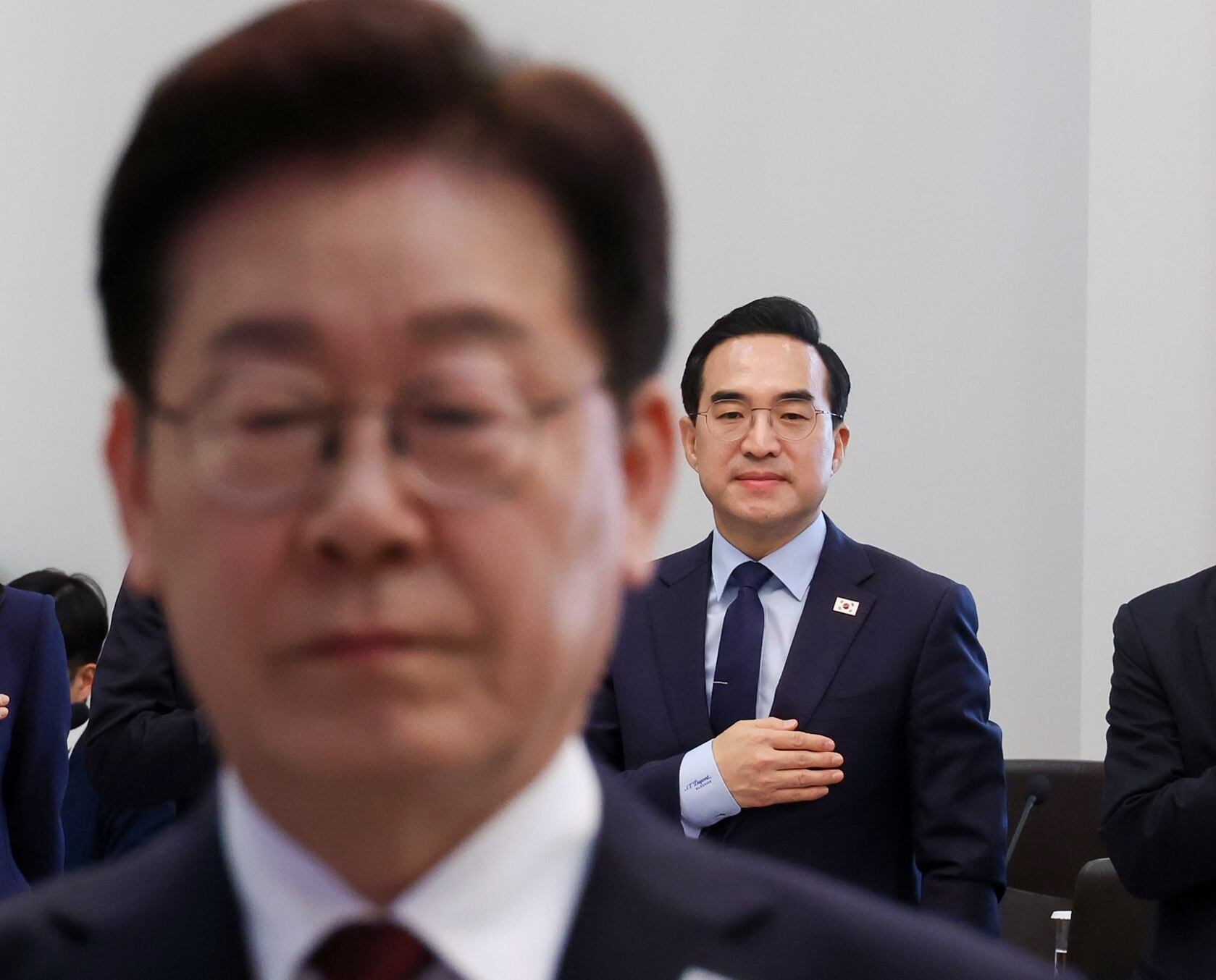 박홍근 기획예산처 장관이 26일 청와대에서 열린 제2차 비상경제점검회의에서 국민의례를 하고 있다. /청와대통신사진기자단