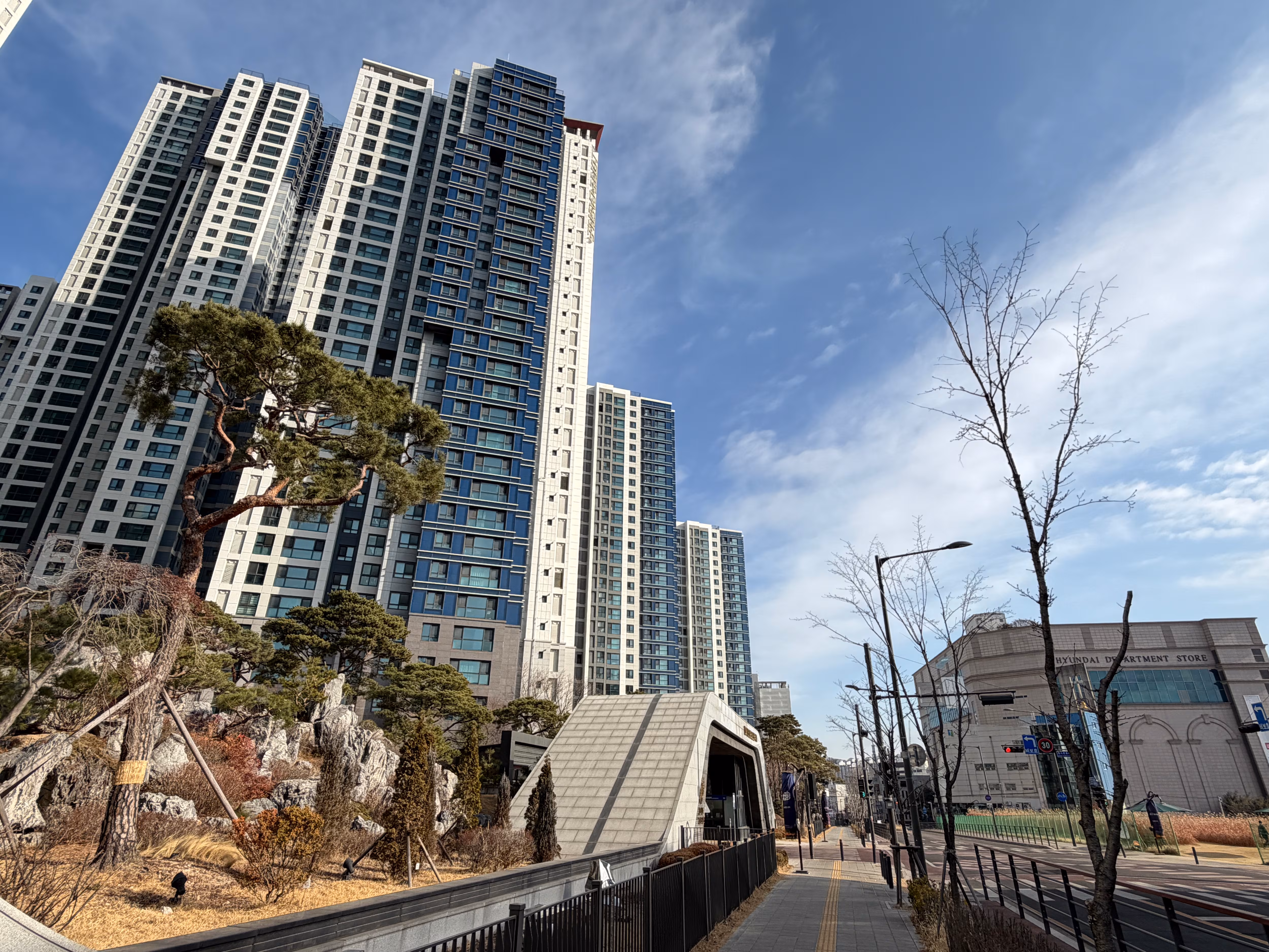 서울시 성북구 길음동 대단지 아파트 '롯데캐슬클라시아'. 이 아파트 전용면적 84㎡는 2월 9일 보증금 10억8000만원에 전세 계약이 체결됐다. 지하철 4호선 길음역에서 도보 10분거리로, 오른쪽엔 현대백화점이 있다. /김보연 기자