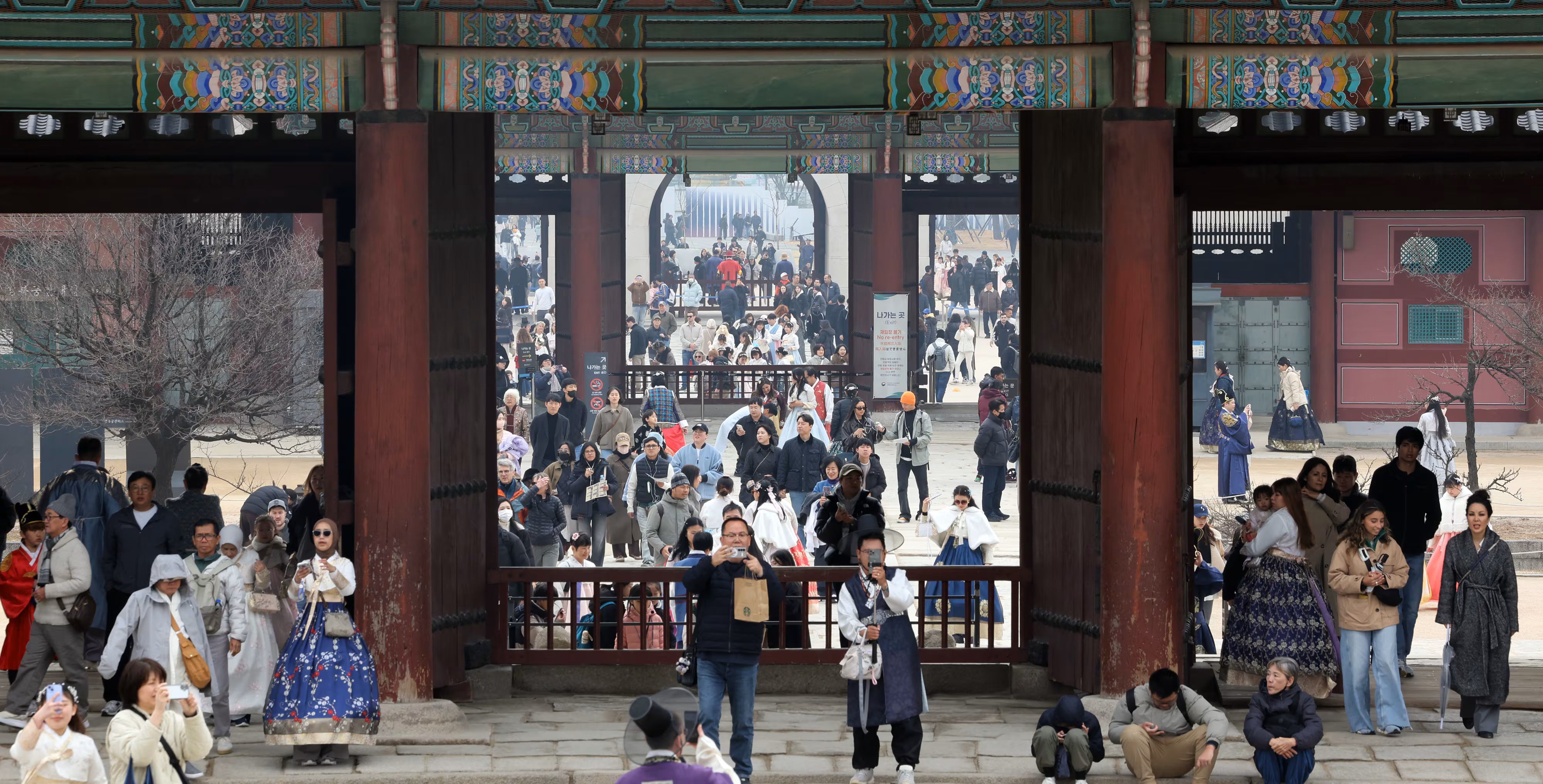 지난 15일 서울 경복궁에서 외국인 관광객과 시민들이 기념촬영을 하고 있다, 오는 21일 BTS는 경복궁 근정문에서 출발해 흥례문, 광화문으로 이어지는 '왕의 길'을 걸어 나갈 예정이다. /연합뉴스