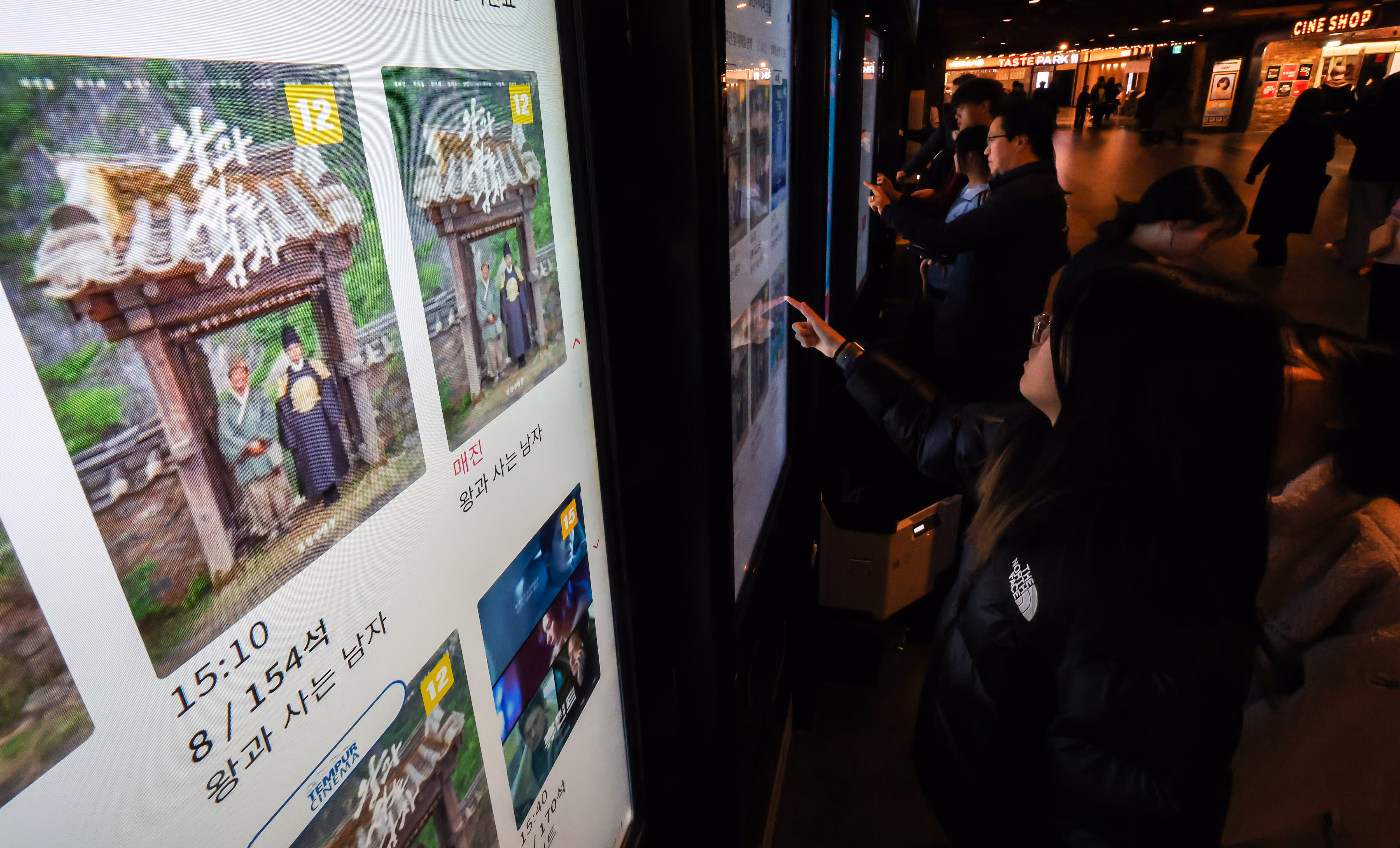 삼일절 연휴의 마지막 날인 전날 오후 서울의 한 영화관을 찾은 시민들이 영화 '왕과 사는 남자' 티켓을 구매하고 있다. 배급사 쇼박스에 따르면 이날 오후 1시 20분께 누적관객수 900만 명을 돌파했다고 밝혔다. 개봉 27일 만의 대기록이다. /뉴스1