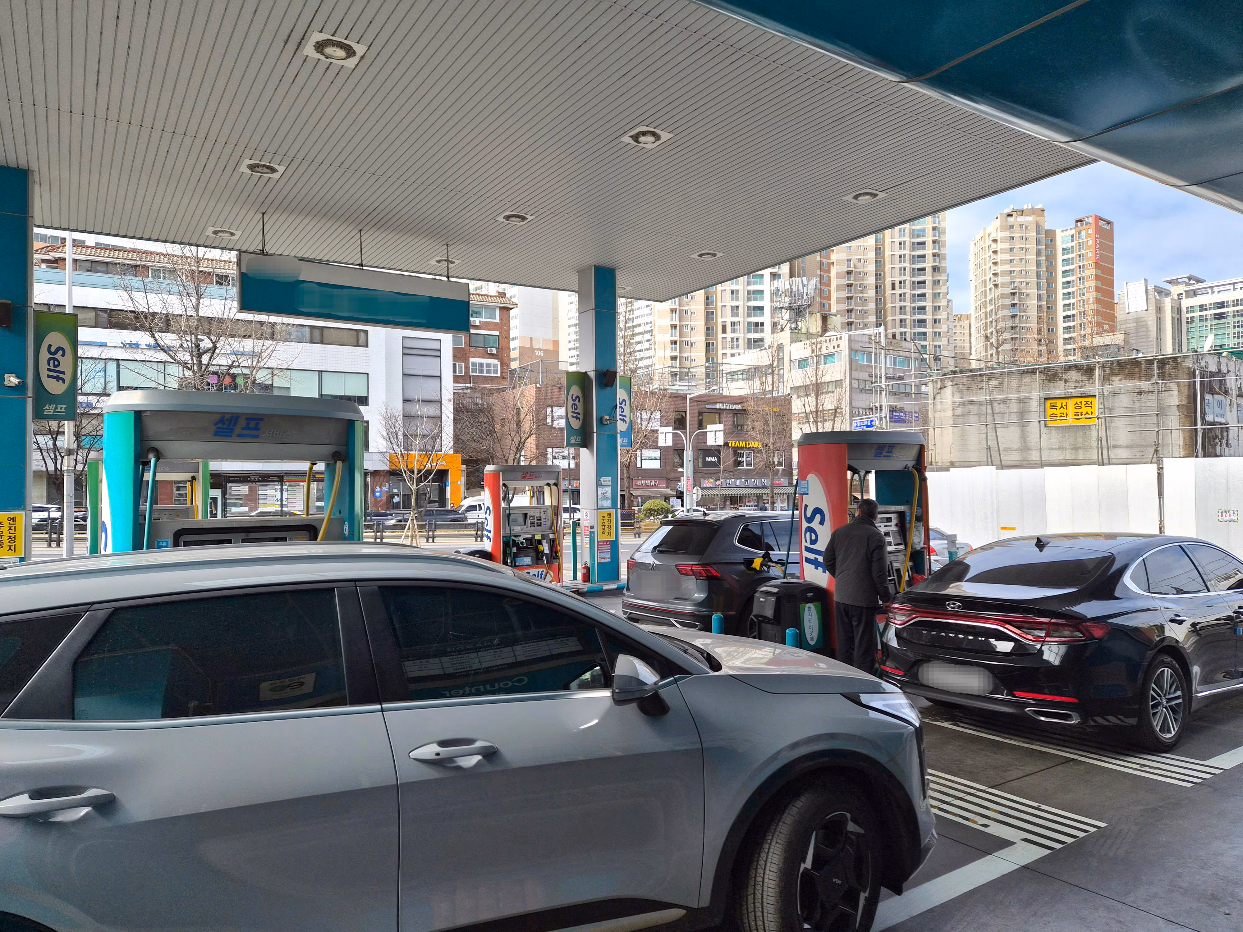 3일 오전 11시쯤 서울 서대문구의 한 주유소가 기름을 넣기 위한 자동차로 가득 차 있다. /김관래 기자