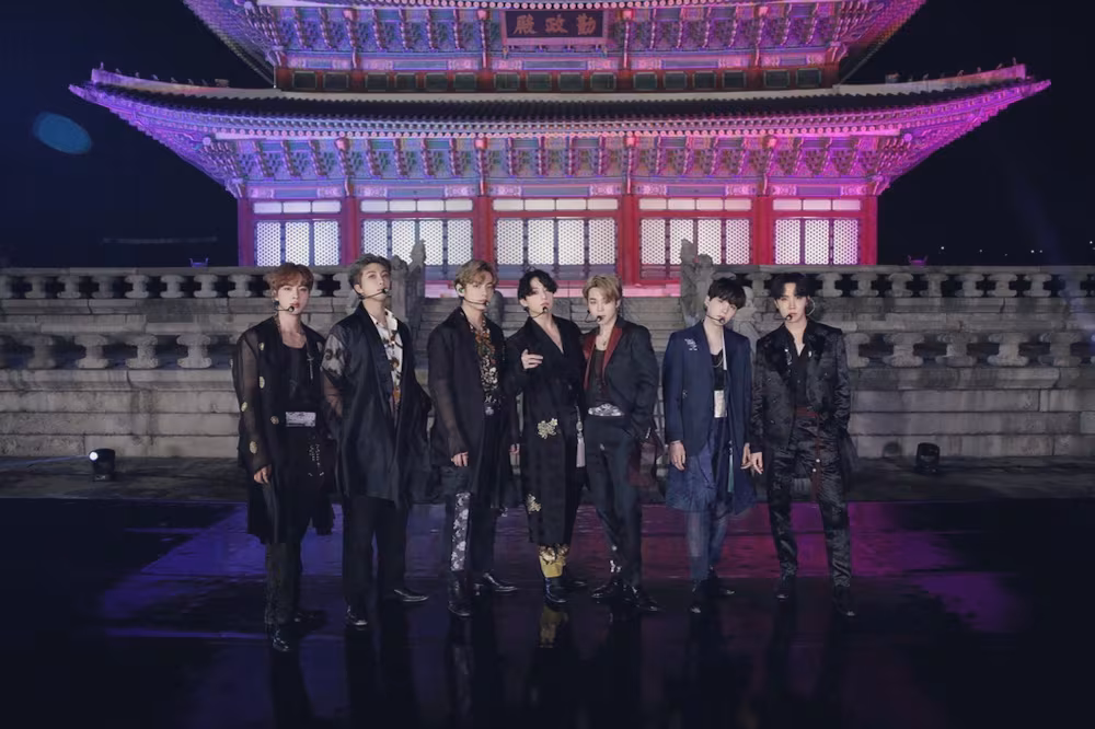 방탄소년단. 사진은 지난 2020년 경복궁 근정전 앞에서 '아이돌(IDOL)' 공연을 선보인 모습. /하이브 제공