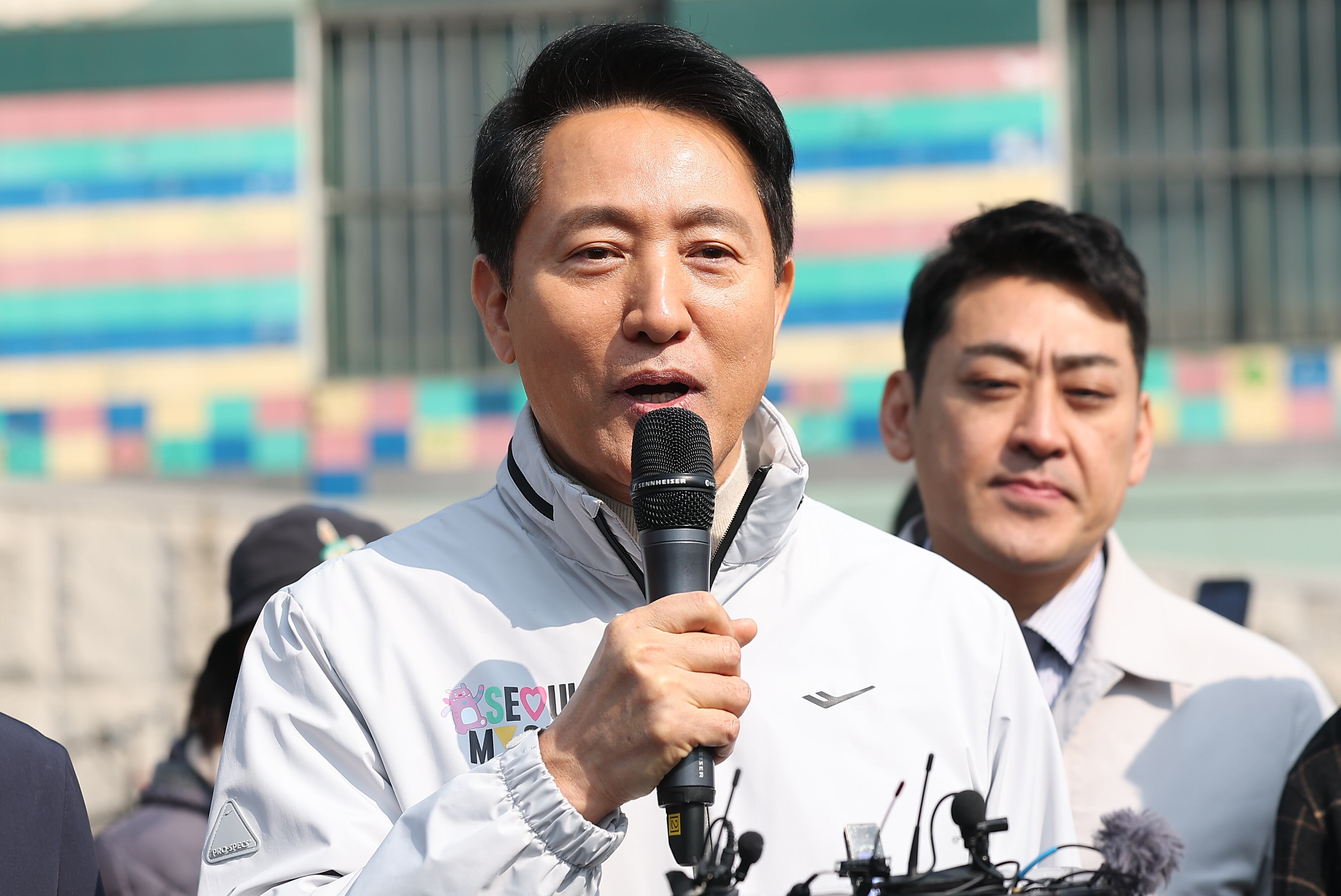 오세훈 서울시장이 17일 서울 영등포구 신길역세권 장기전세주택 건립현장에서 주택 활성화 방안을 발표하고 있다./연합뉴스 