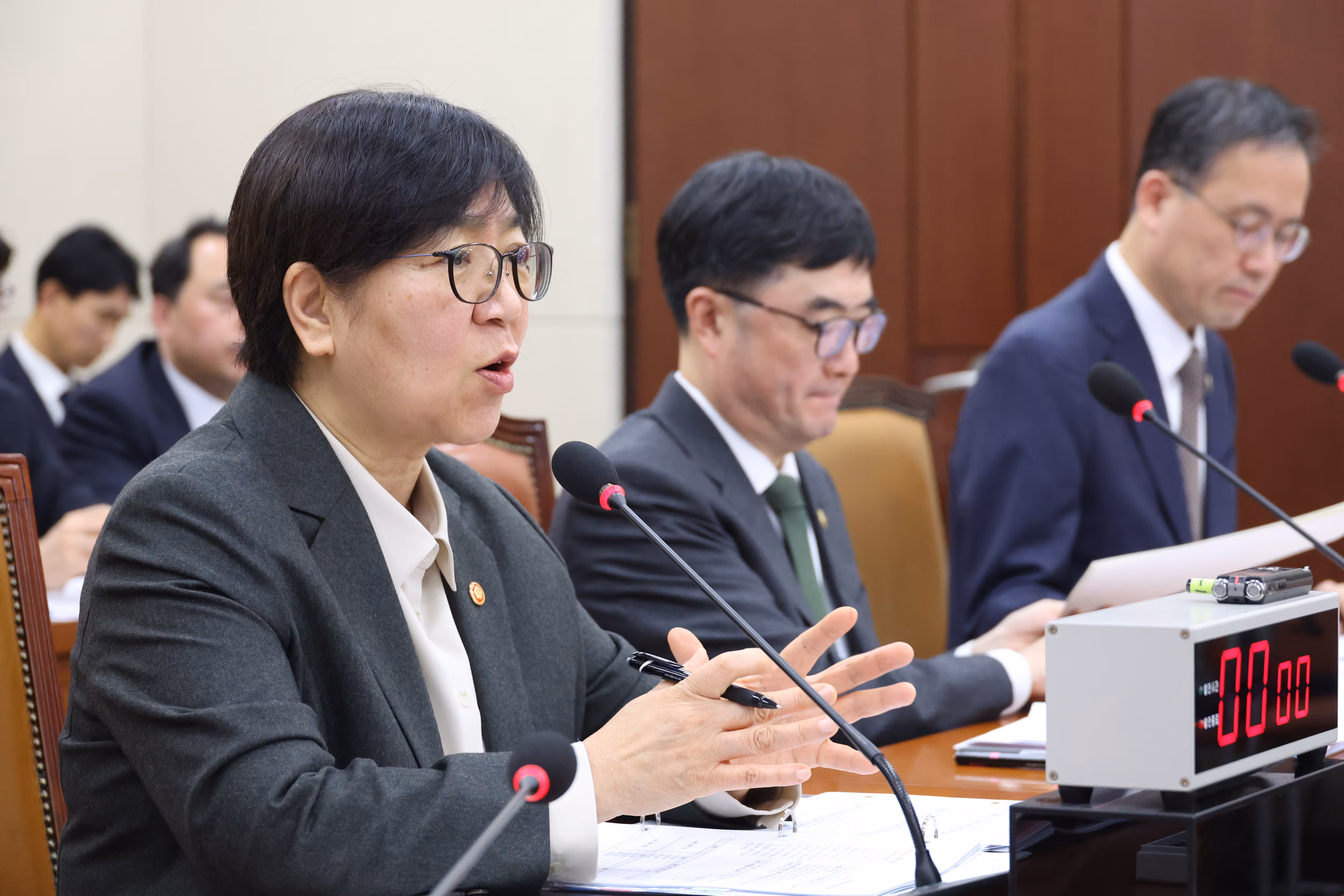 정은경 보건복지부 장관이 18일 서울 여의도 국회에서 열린 연금개혁특별위원회 전체회의에서 의원 질의에 답변하고 있다. /뉴스1