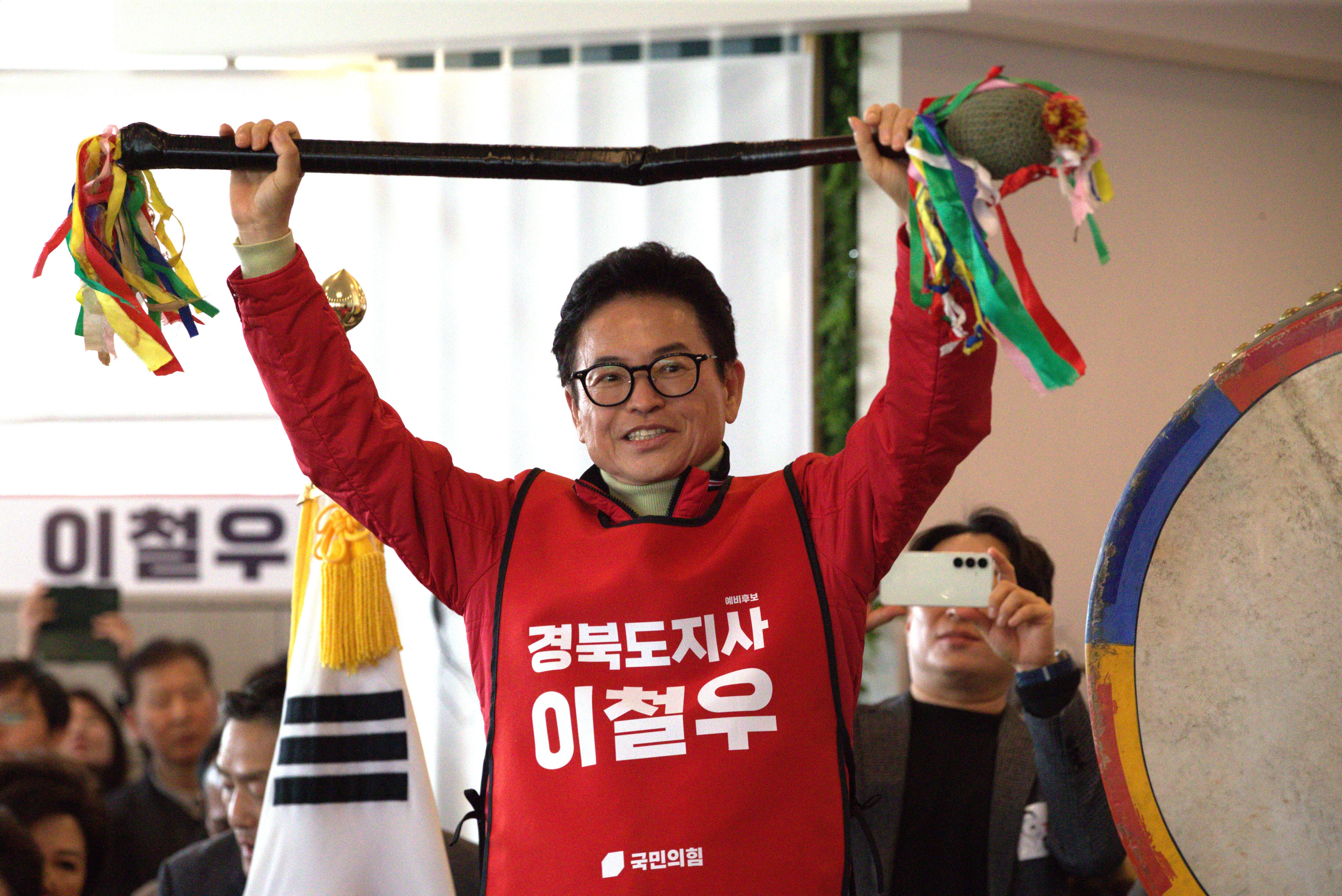 이철우 경북도지사 예비후보가 21일 선거사무소 개소식에서 고타 퍼포먼스를 보였다. /뉴스1