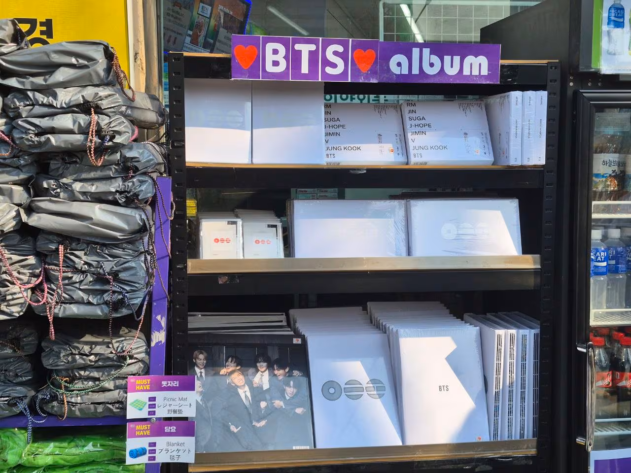 그룹 방탄소년단(BTS)이 컴백 공연을 하는 21일 서울 광화문광장 인근 편의점 앞에 앨범이 진열돼 있다. /임희재 기자