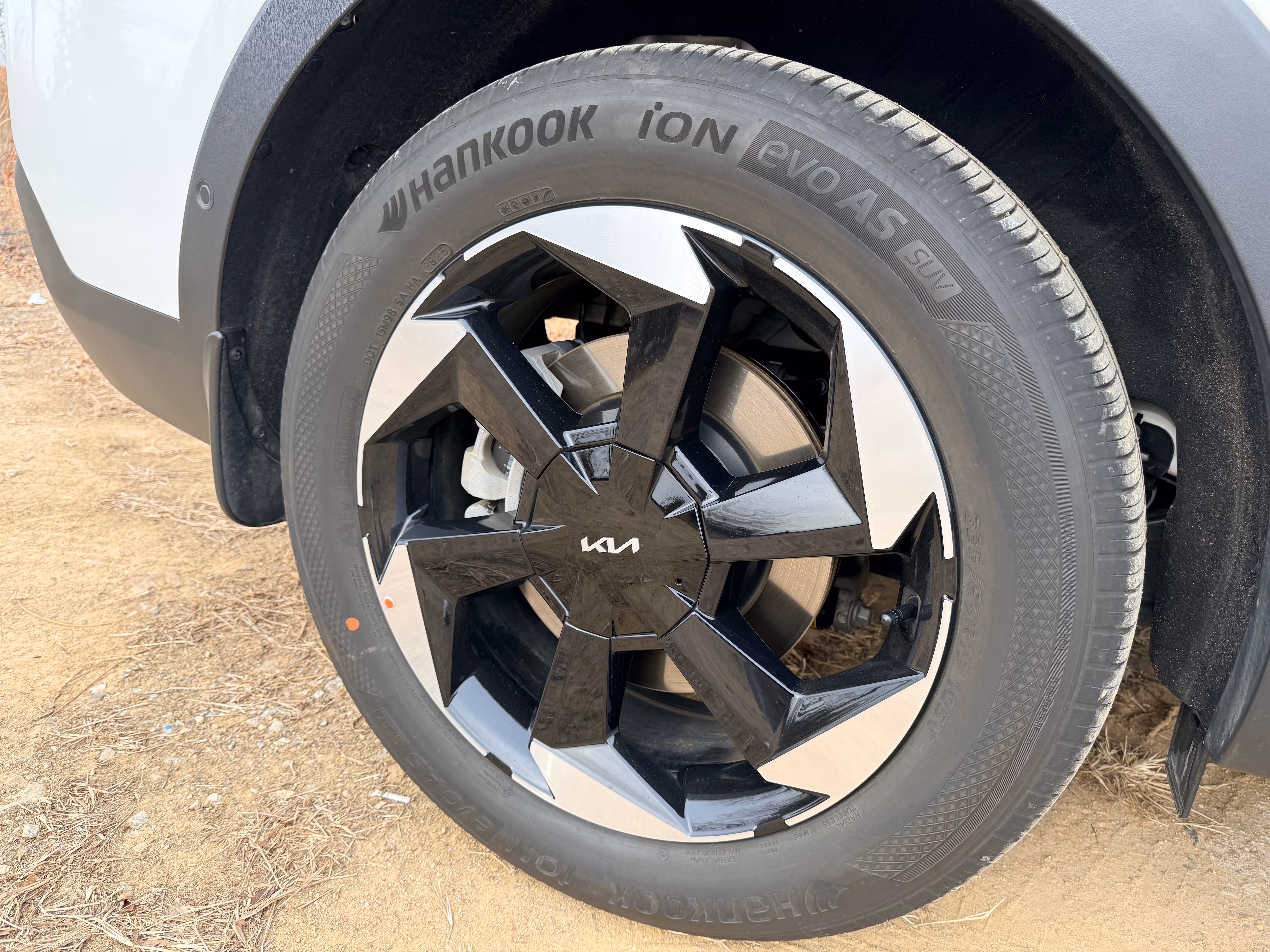 기아의 2026년형 ‘쏘렌토 1.6 가솔린 터보 하이브리드’ 시그니처 트림에 장착된 19인치 휠./이윤정 기자