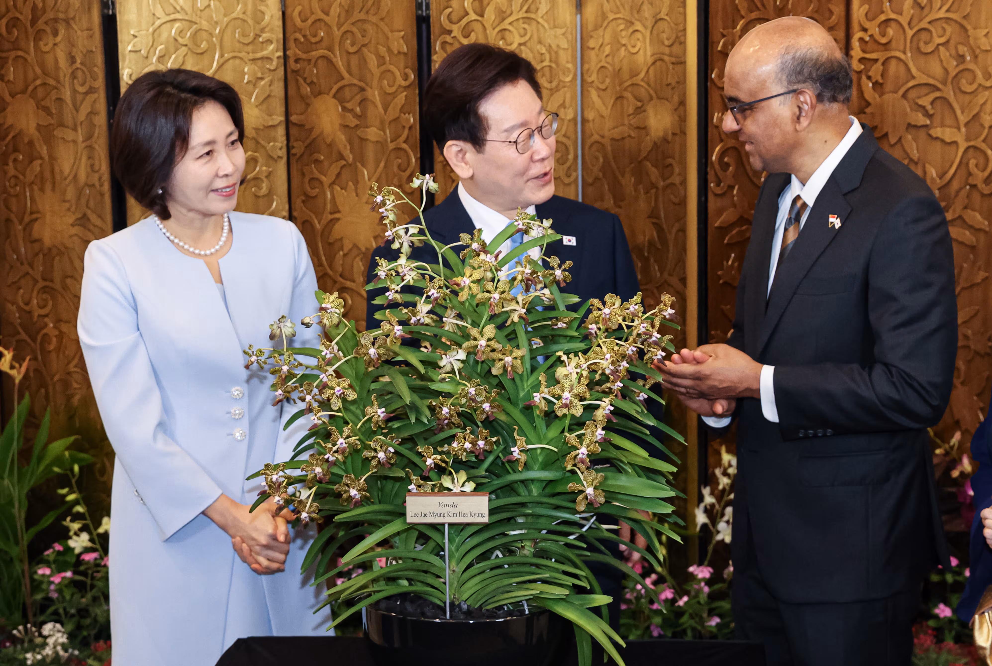 싱가포르를 국빈방문한 이재명 대통령과 김혜경 여사가 2일 싱가포르 외교부 청사에서 공식 환영식 후 타르만 샨무가라트남 싱가포르 대통령과 난초명명식을 하고 있다. /연합뉴스