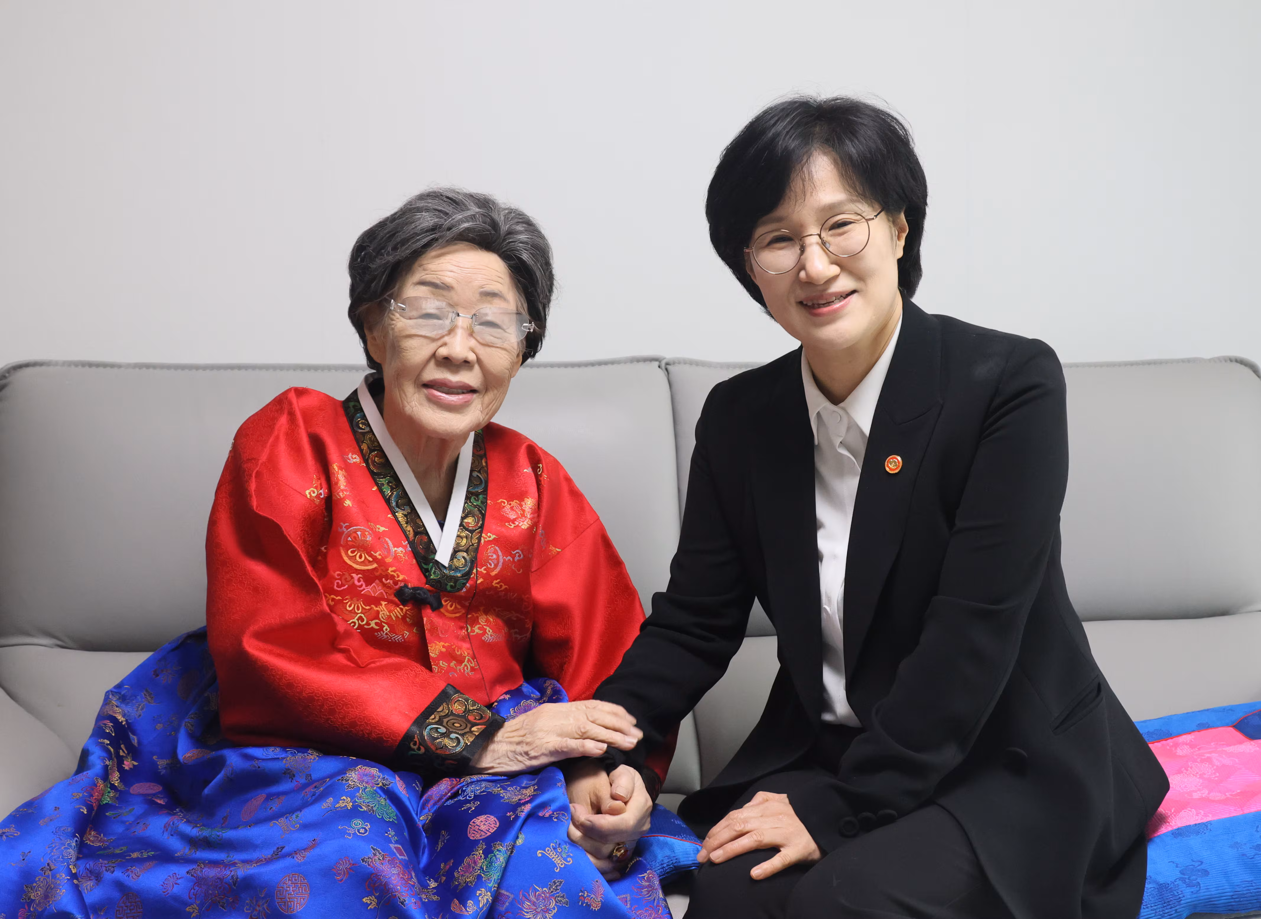 민경 성평등가족부 장관이 25일 오전 대구광역시 소재 일본군 위안부 피해자 이용수 할머니를 예방 후 기념촬영을 하고 있다. /성평등가족부 제공