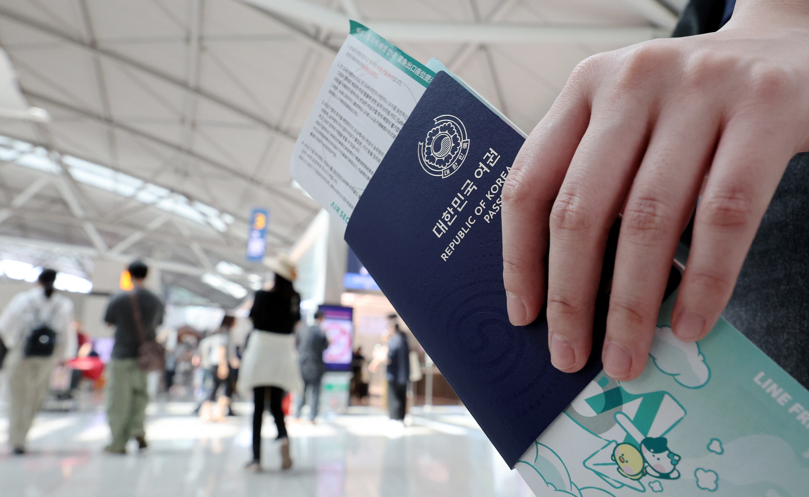 여권을 든 해외여행객이 2024년 7월 1일 인천국제공항 제1터미널 출국장에서 이동하고 있다. /뉴스1