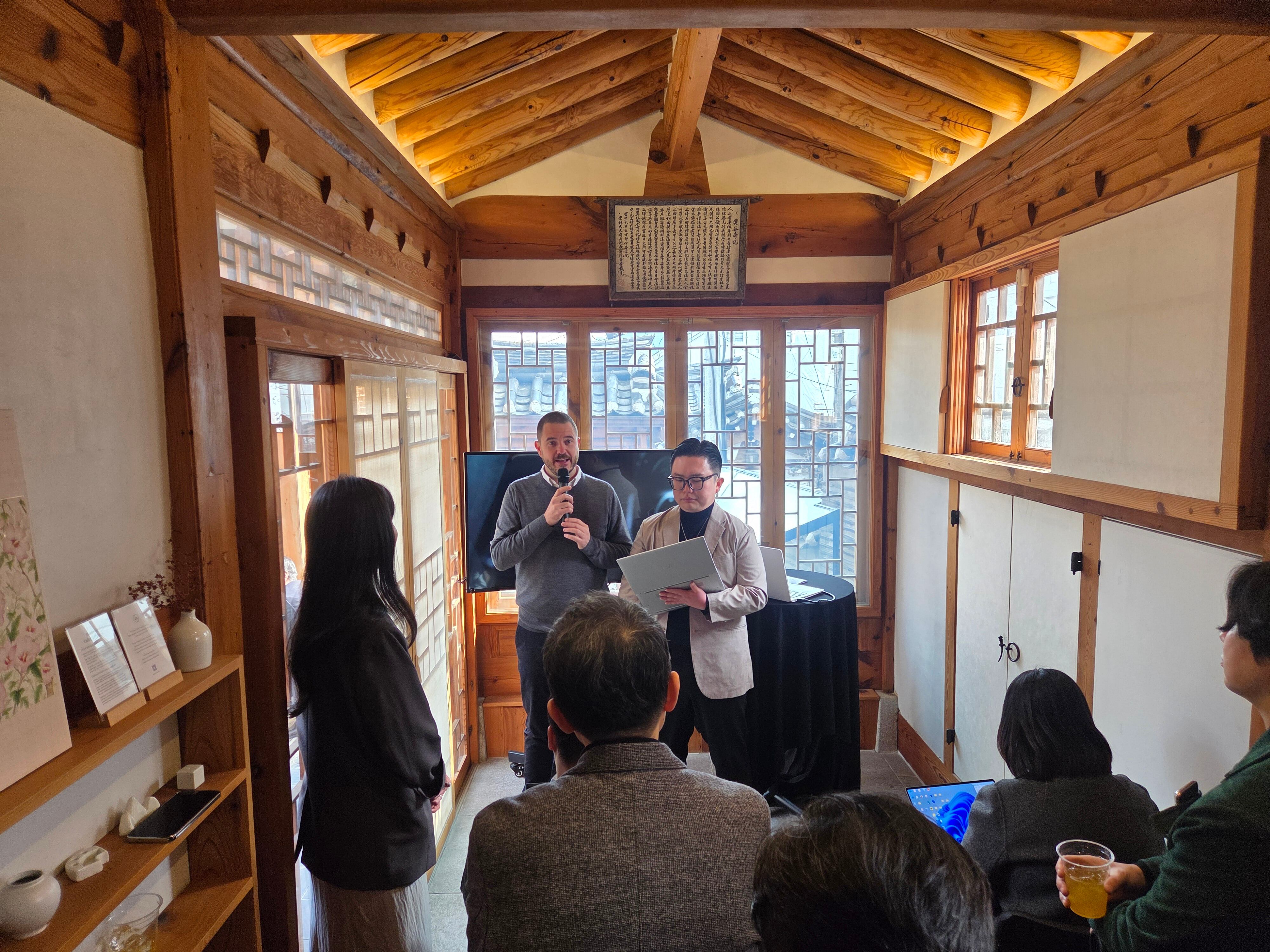 9일 서울 북촌 한옥마을 락고재에서 열린 웨버 ‘뉴 Q2000 시리즈’ 공개 미디어 행사에서 마이클 맥도널드 웨버 아시아태평양 총괄이 웨버 제품에 대해 설명하고 있다. /방재혁 기자