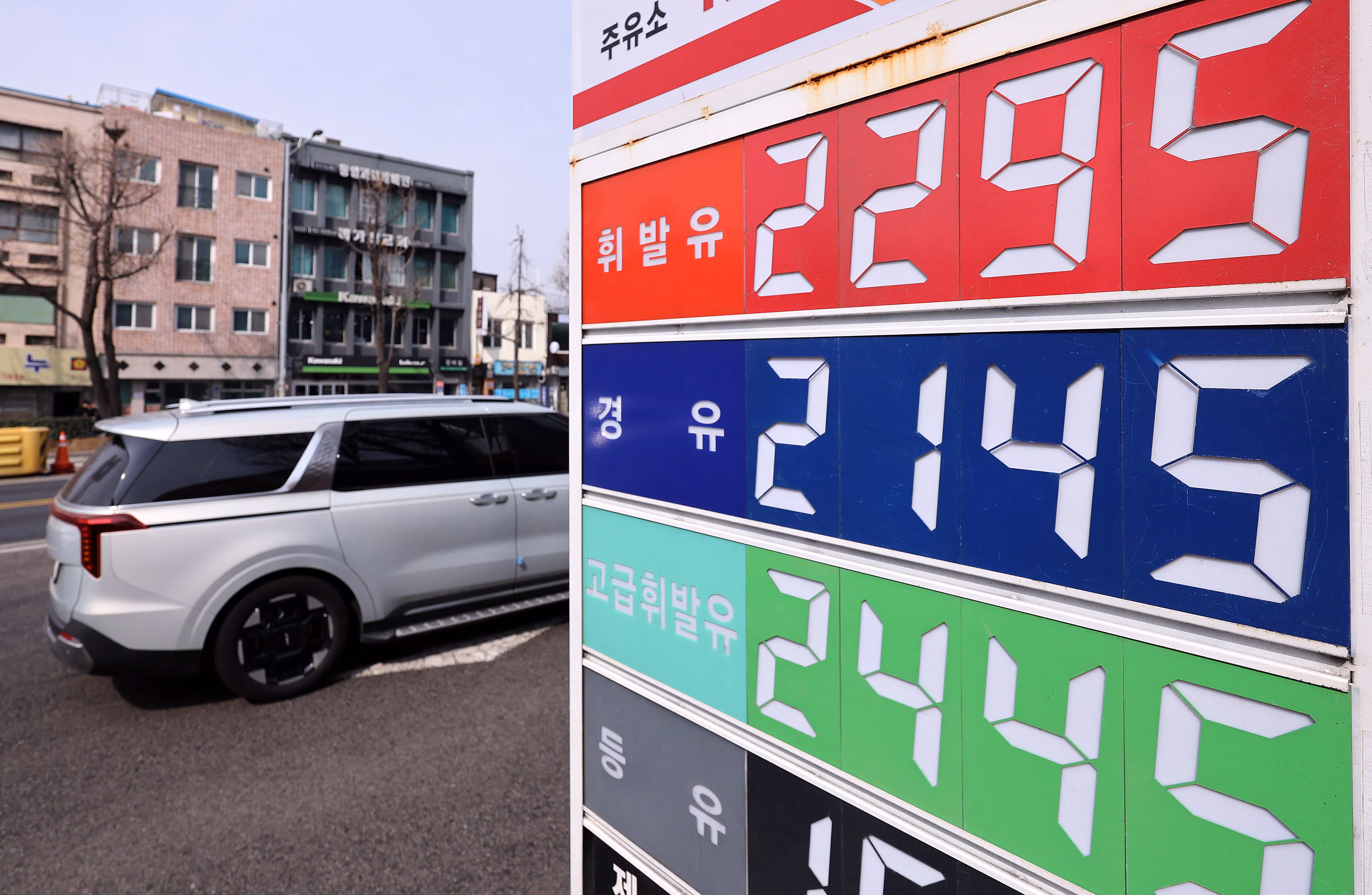 지난 5일 서울의 한 주유소에 유류 가격이 표시돼 있다. 중동 상황에 따른 국제유가 변동성이 높아진 가운데 국내 주유소 휘발유·경유 전국 평균 가격이 나란히 리터(L)당 1800원을 돌파했다. /뉴스1