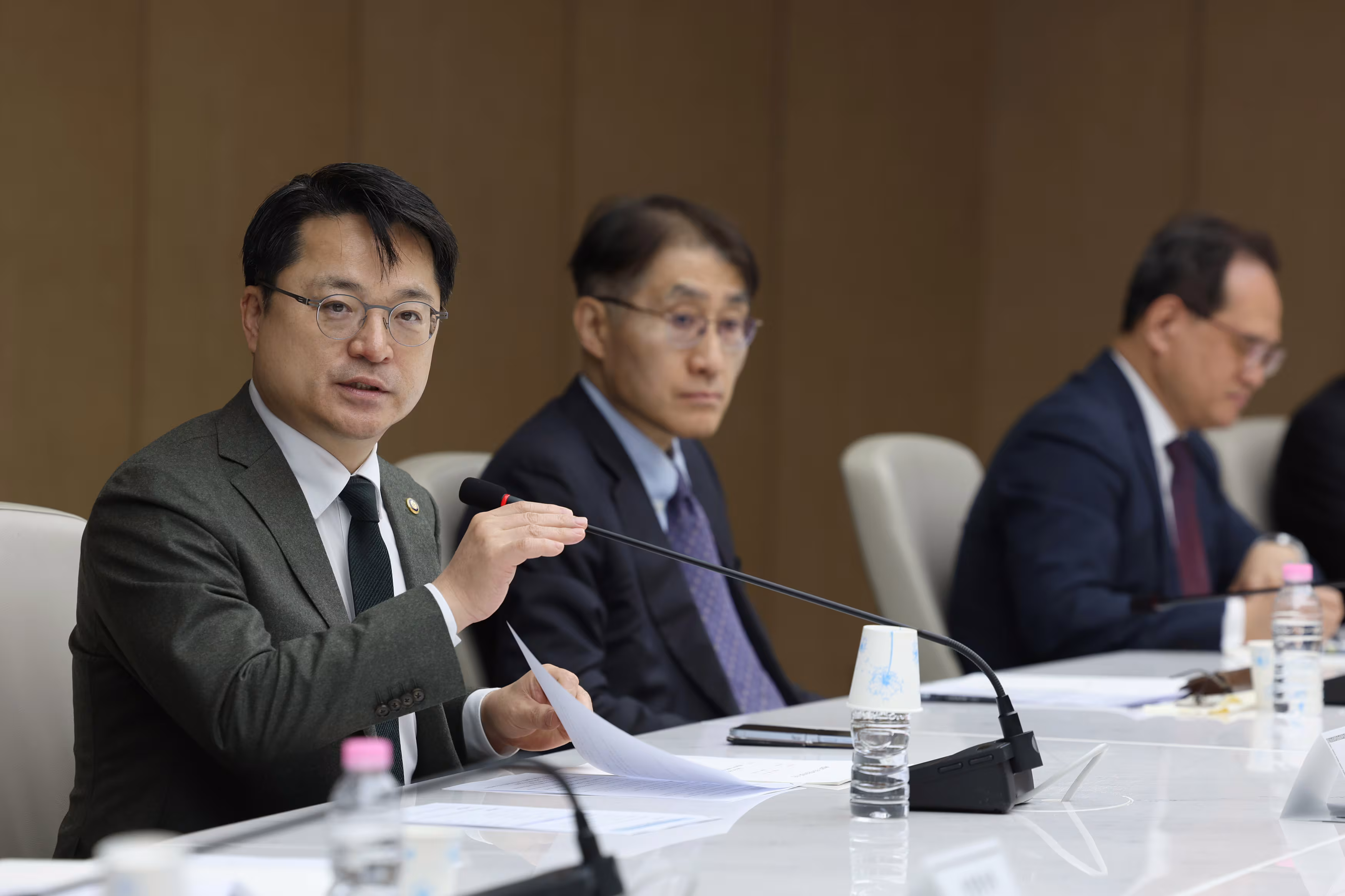 문신학 산업통상부 차관이 2월 27일 오전 서울 중구 대한상공회의소 EC룸에서 열린 제29차 적극행정위원회를 주재하고 있다. /산업통상부 제공