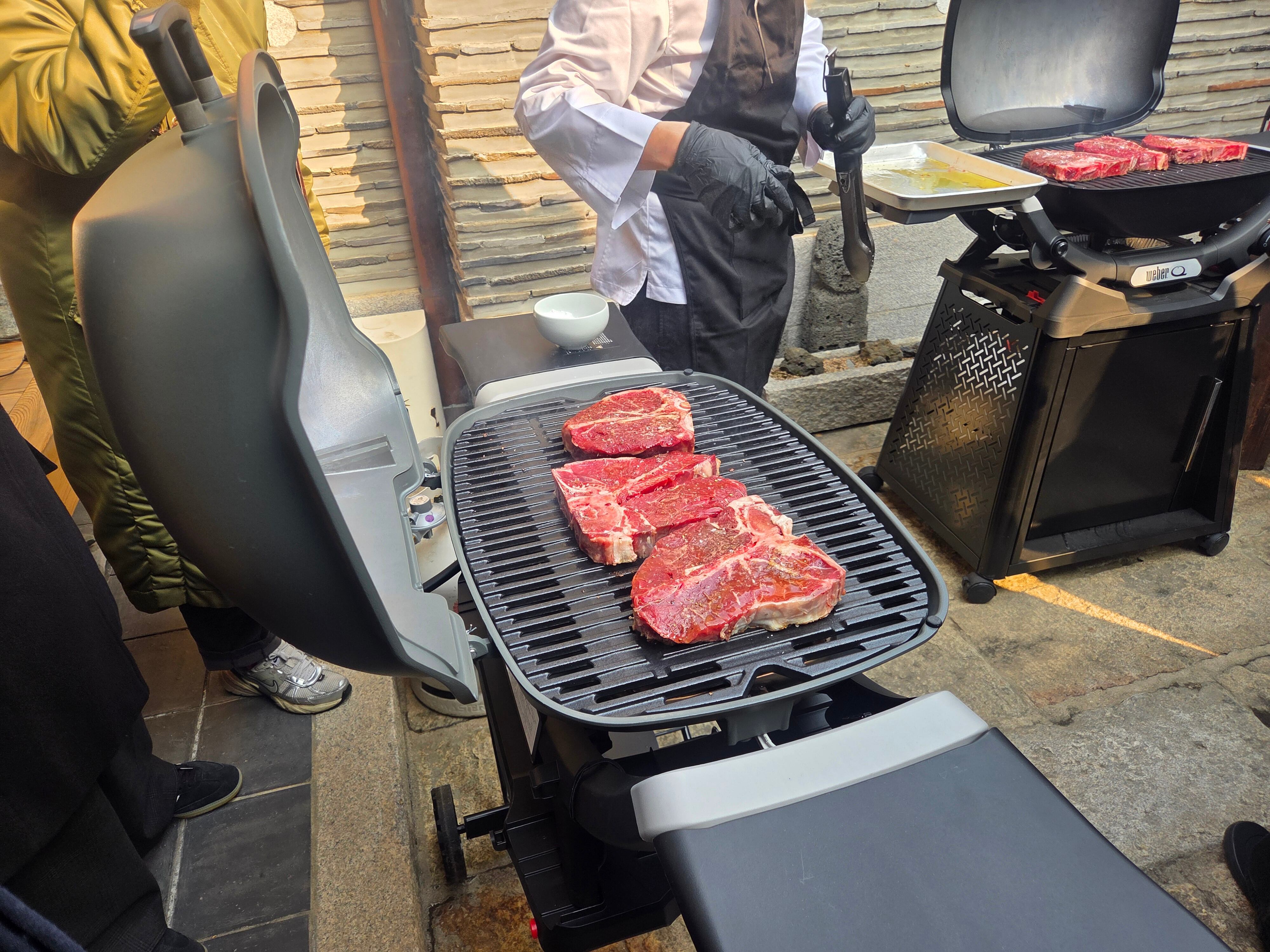 9일 서울 북촌 한옥마을 락고재에서 열린 웨버 ‘뉴 Q2000 시리즈’ 공개 미디어 행사에서 뉴 Q2000 시리즈 제품 시연을 하는 모습. /방재혁 기자