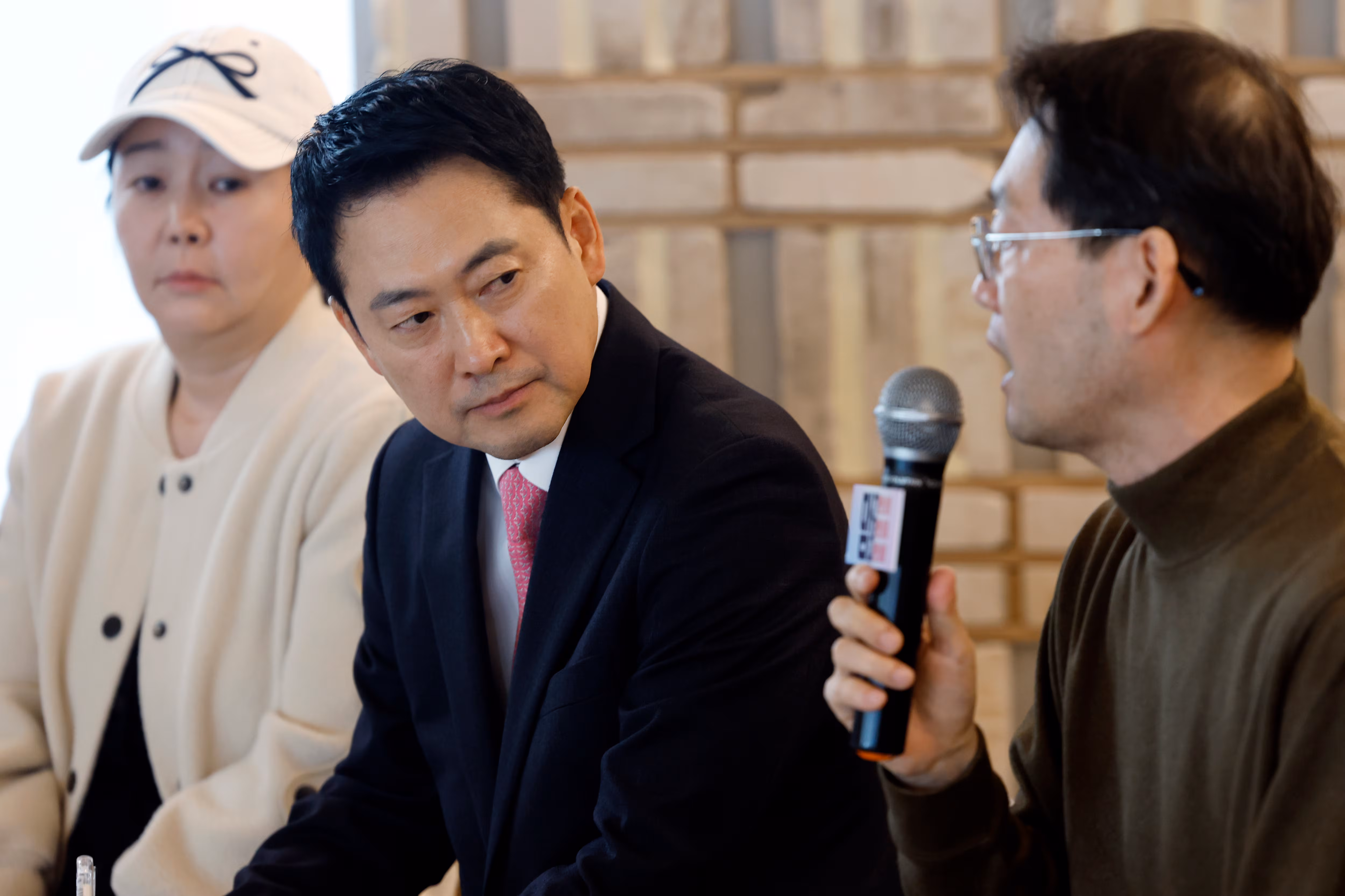 장동혁 국민의힘 대표가 17일 오후 서울시 마포구 마포대로 채그로에서 열린 맘(Mom)편한특별위원회 저출생영유아보육분과위원회 1차 현장 간담회에서 참석자 발언을 경청하고 있다. /뉴스1
