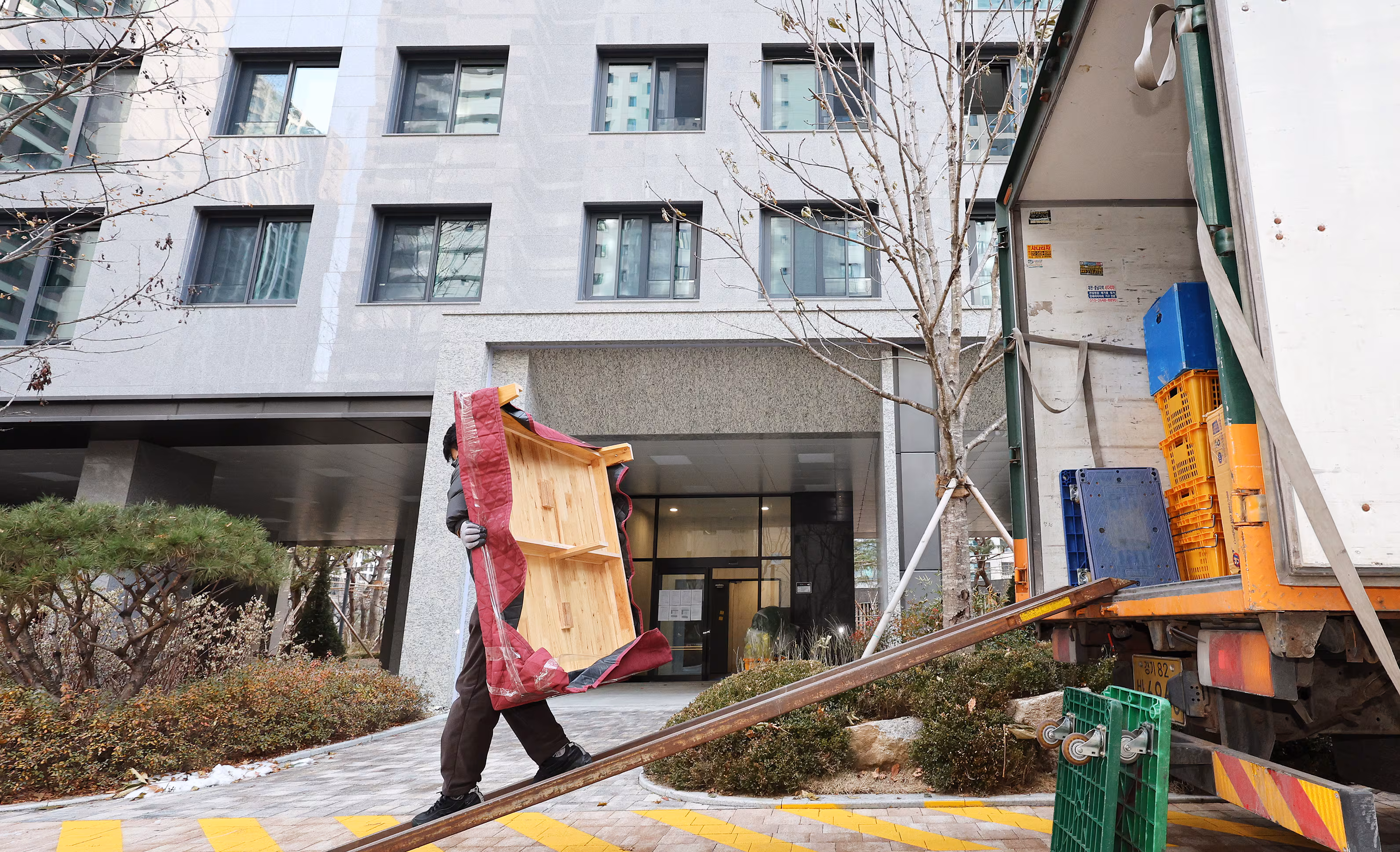 서울 한 아파트 단지에서 이삿짐센터 직원들이 짐을 옮기고 있다. 기사와는 직접적인 연관 없음. /뉴스1