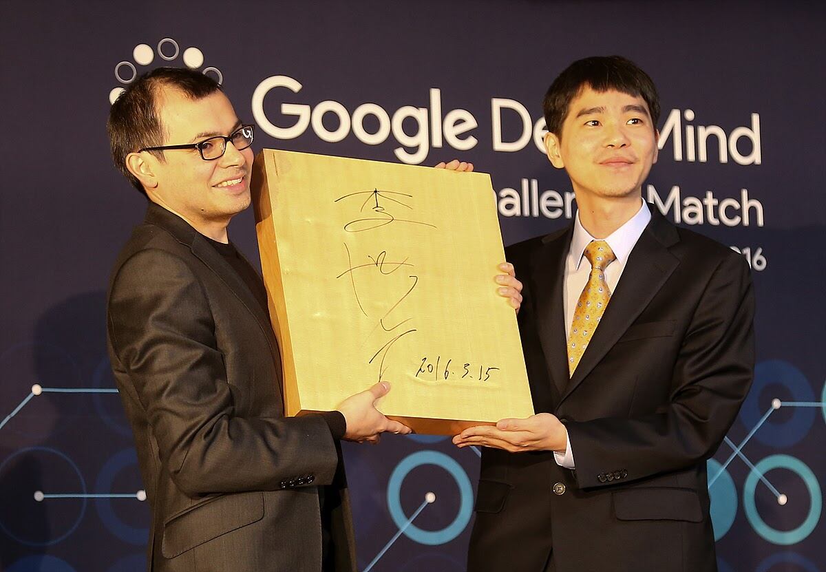 지난 2016년 3월 15일 대국을 마친 이세돌 9단이 데미스 허사비스 구글 딥마인드 최고경영자(CEO)에게 바둑판을 선물하고 있다. / 구글 딥마인드