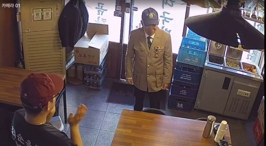 월남전 참전 국가유공자 어르신(사진 오른쪽)이 제복을 입고 국밥집에 들어오자 박씨가 박수를 치고 있다. /스레드 캡처