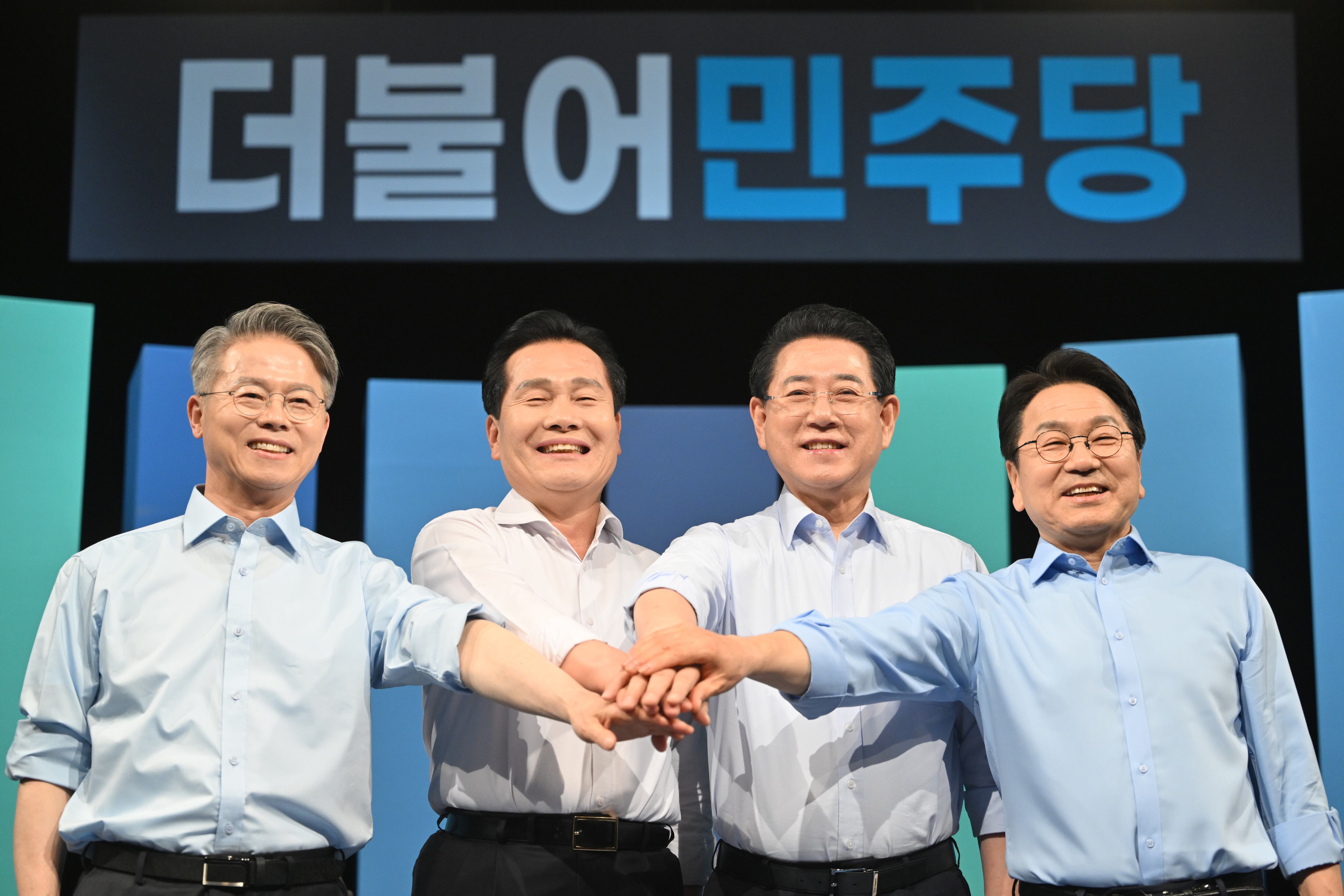 지난 17일 오후 광주 남구 광주MBC 스튜디오에서 열린 민주당 전남광주특별시장 A조 경선 토론회. 참여한 후보들이 승리를 다짐하고 있다. 왼쪽부터 민형배 의원, 주철현 의원, 김영록 전남도지사, 강기정 광주시장. /뉴스1