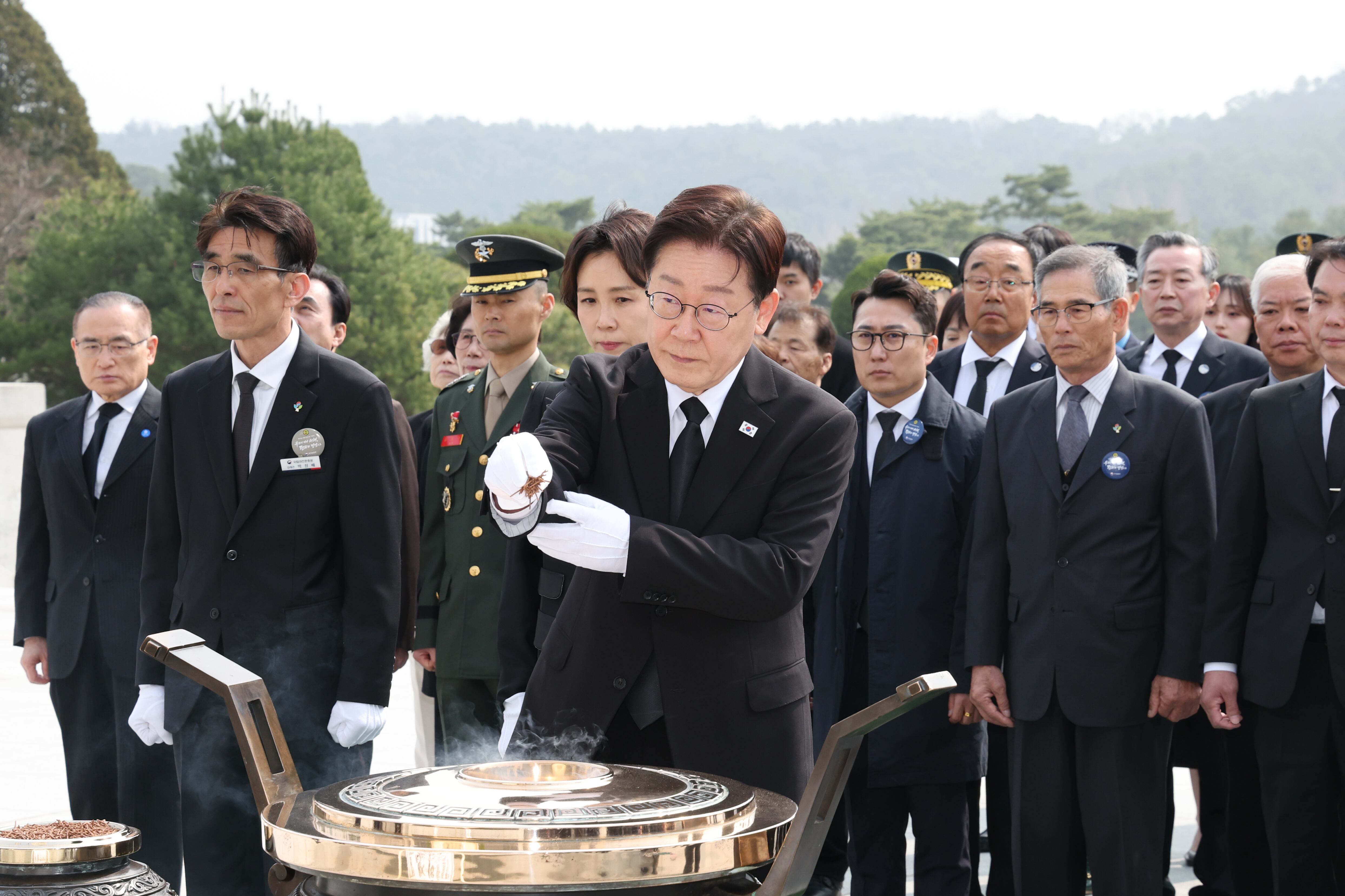 이재명 대통령이 27일 국립대전현충원에서 열린 서해수호의날 기념식에서 분향하고 있다. /연합뉴스
