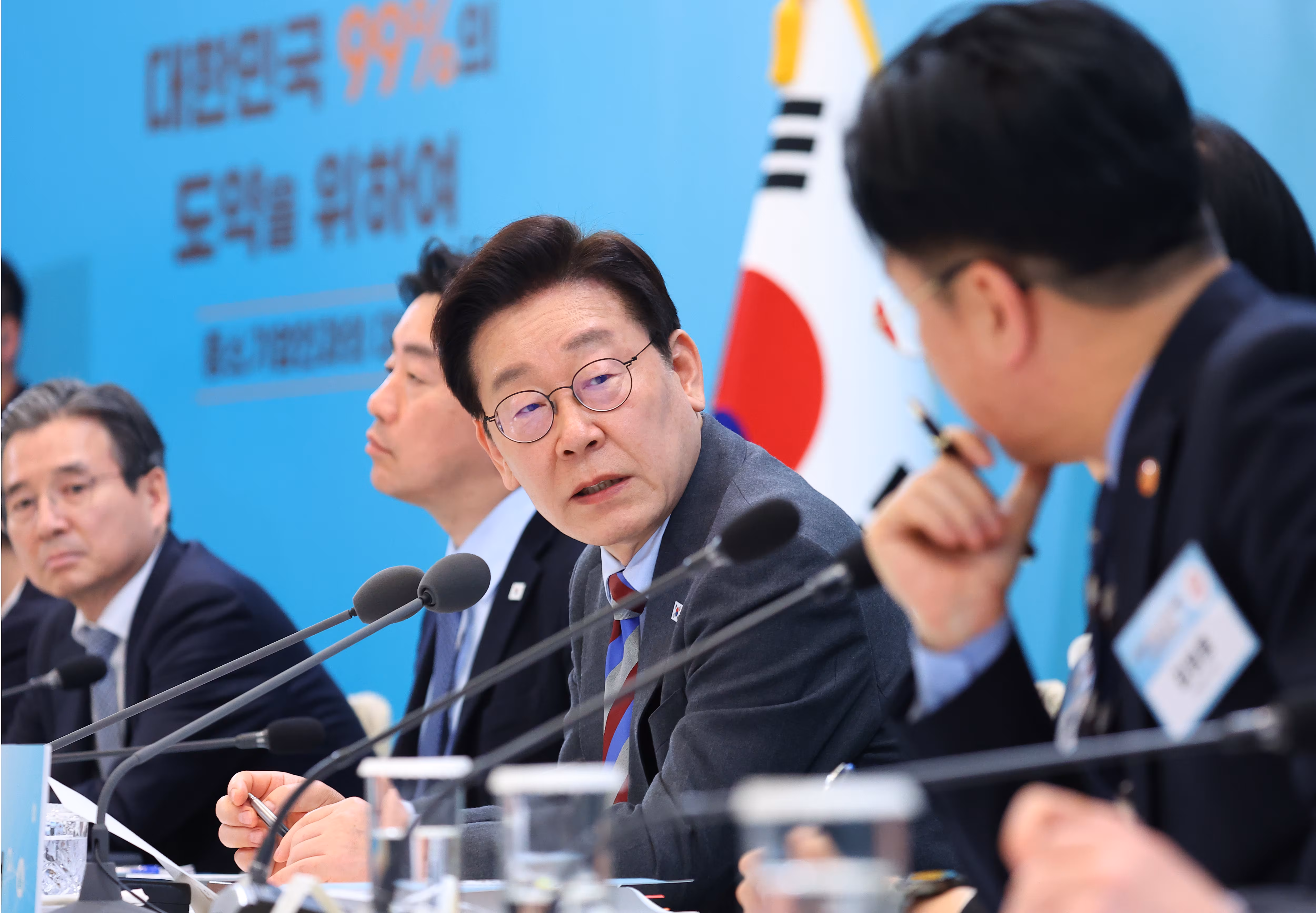 이재명 대통령이 지난 20일 청와대에서 열린 중소기업인과의 대화에서 참석자의 발언을 경청하고 있다. /뉴스1