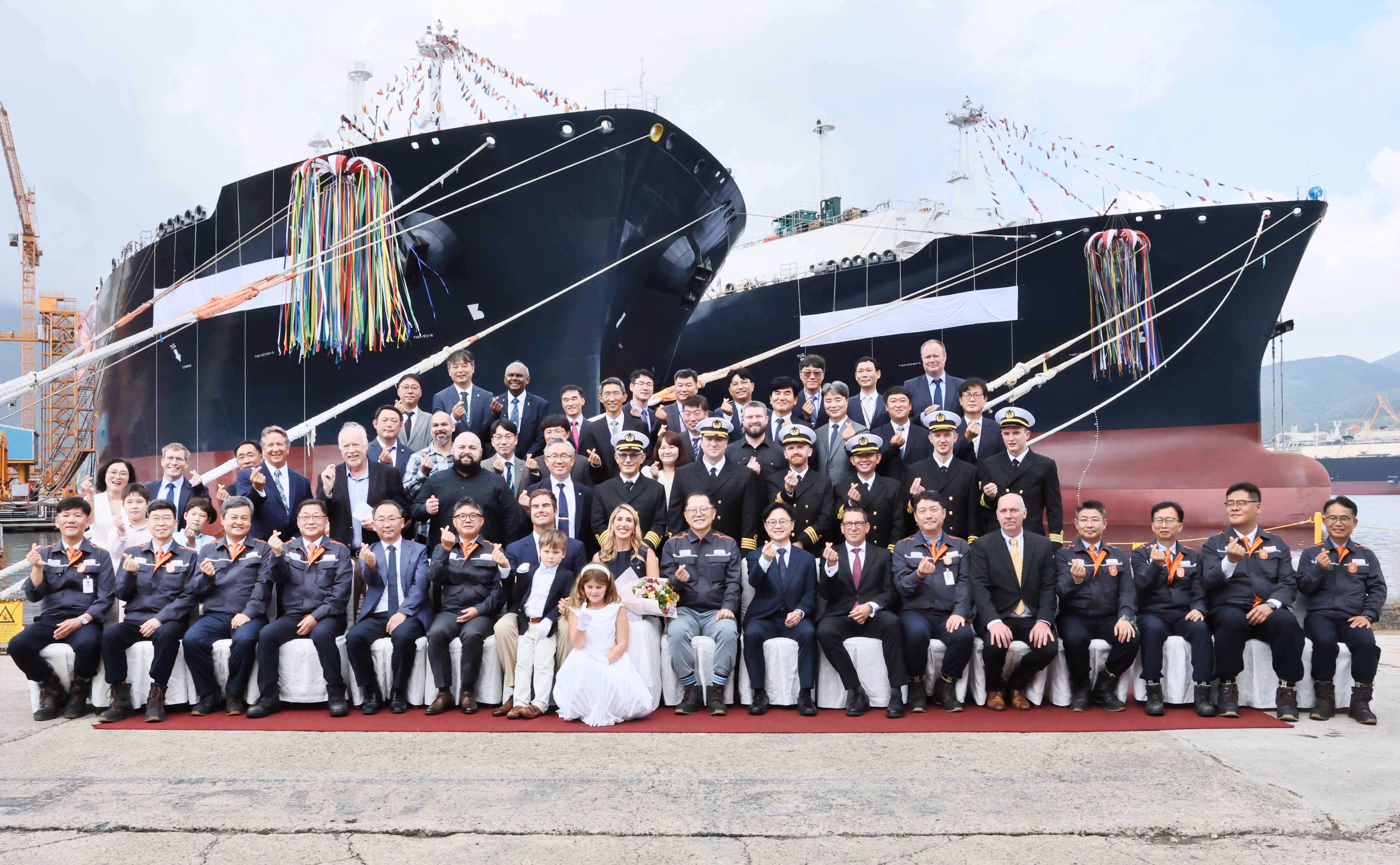 지난해 8월 김정관 산업통상자원부 장관이 장관 취임 후 첫 번째 산업현장 행보로 경남 거제시 한화오션 거제조선소에서 열린 초대형 액화천연가스(LNG) 운반선 명명식에서 관계자들과 기념 촬영을 하고 있다. /뉴스1