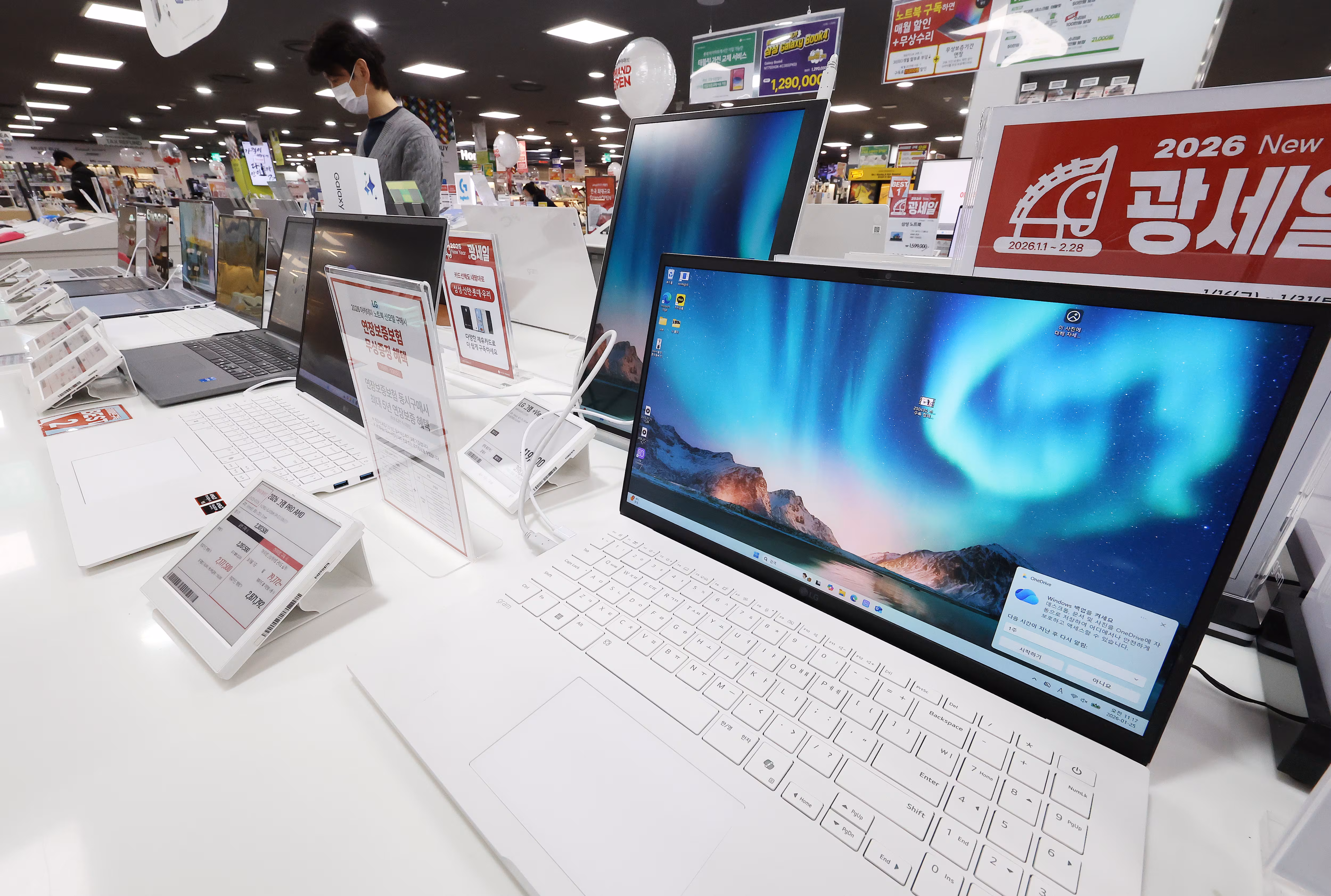 전 세계적인 인공지능(AI) 열풍으로 메모리 반도체 수요가 폭증하면서 스마트폰과 PC 등 주요 IT 기기 가격이 줄줄이 오를 것이라는 전망속에 25일 서울의 한 마트에서 관계자가 노트북을 살펴보고 있다. 
    지난 11일 업계에 따르면 최근 AI 서버에 쓰이는 고대역폭 메모리(HBM) 수요가 급증하면서 저가형 D램 생산은 뒷순위로 밀리고 있다. 
    시장조사업체 옴디아는 모바일 D램(LPDDR) 제품 가격이 지난해 초 대비 70% 이상 상승했고, 스마트폰용 낸드플래시 가격도 약 100% 급등한 것으로 분석했다./연합뉴스