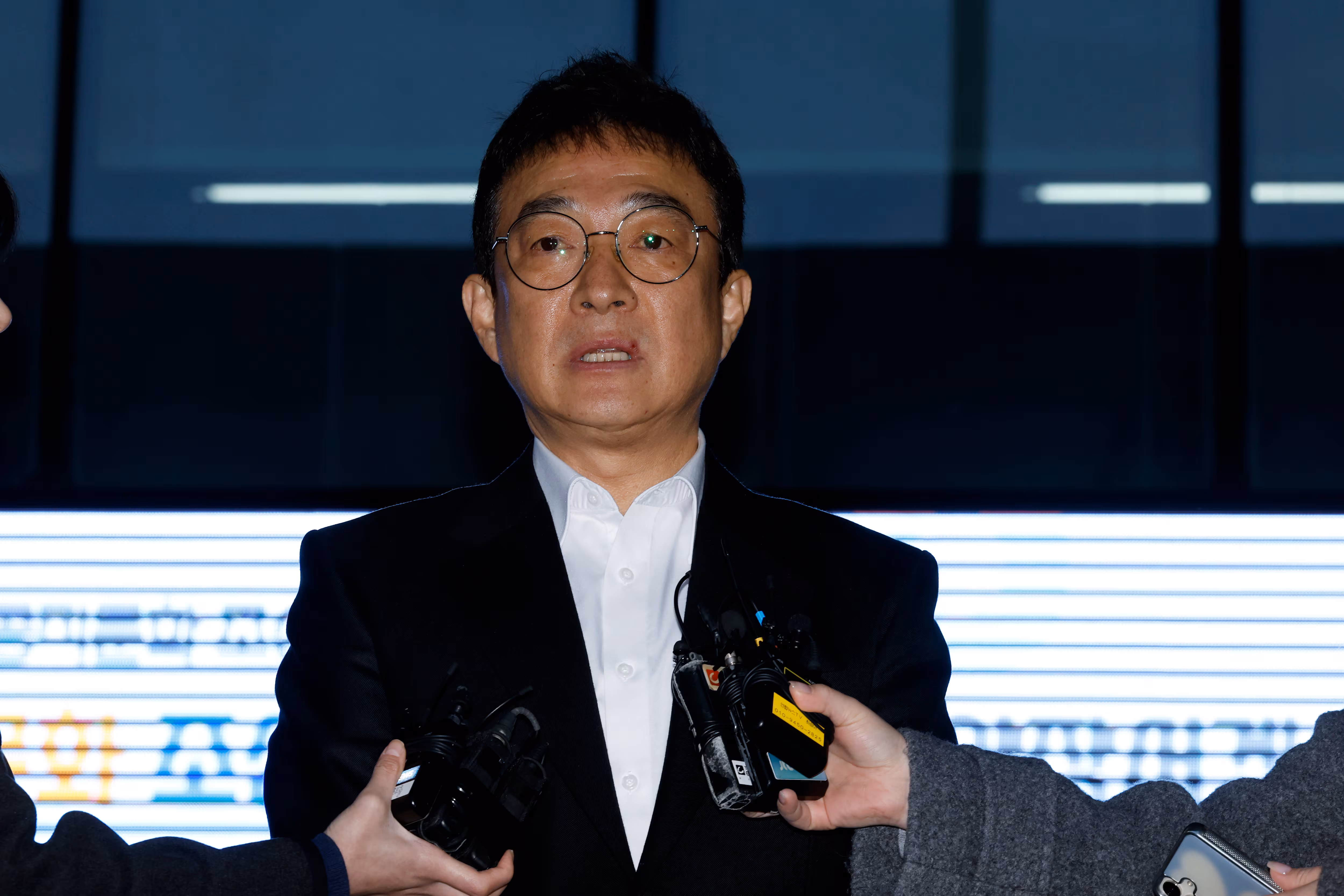 음주운전을 시인한 배우 이재룡이 10일 오후 서울 강남경찰서 교통조사계에서 피의자 신분으로 조사를 받고 나와 입장을 표명하고 있다. /뉴스1