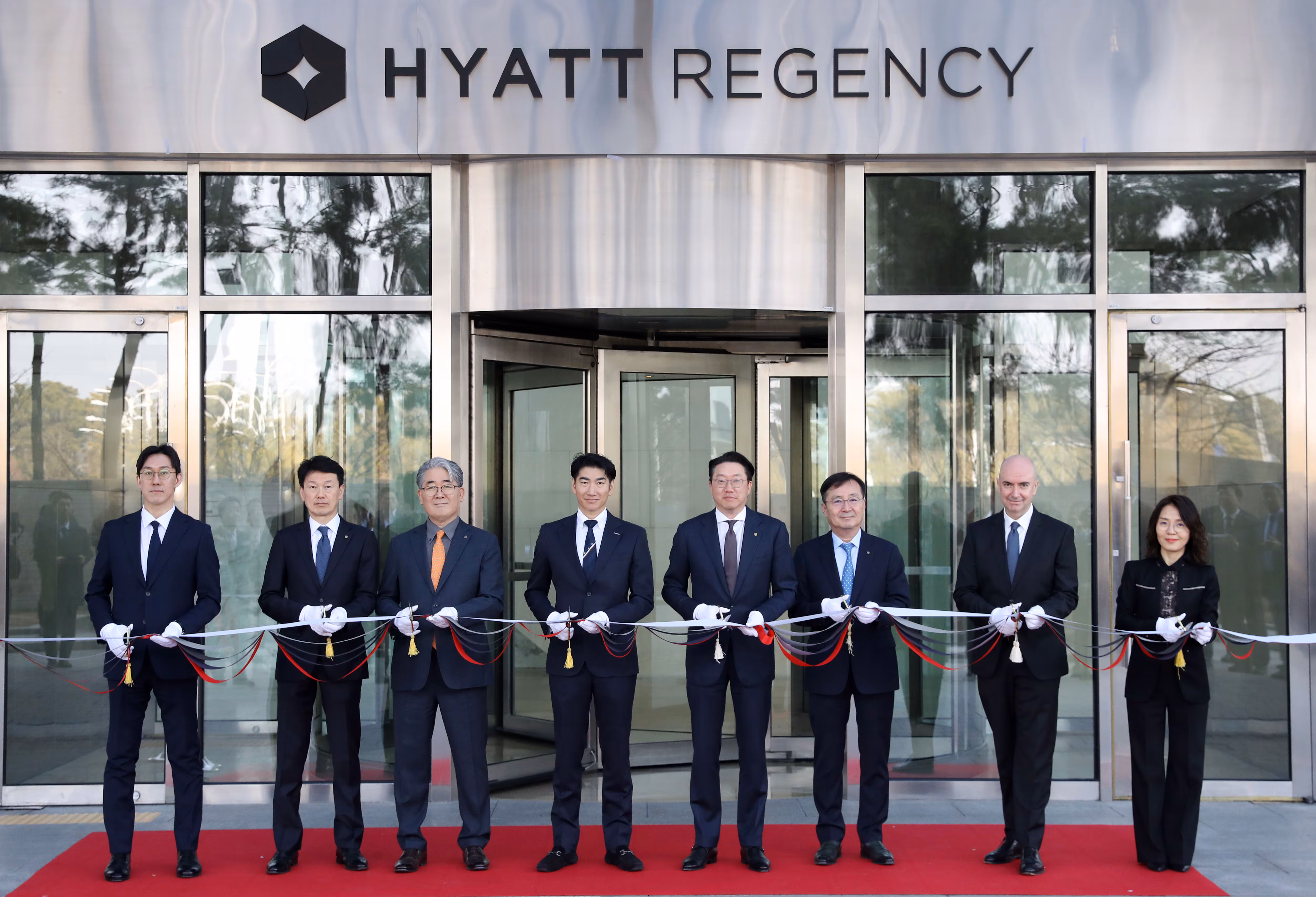 지난 9일 하얏트 리젠시 인천 파라다이스시티에서 최종환(오른쪽 4번째) 파라다이스세가사미 대표이사와 사토미 하루키(왼쪽 4번째) 세가사미홀딩스 CEO 등 내빈들이 테이프 커팅식을 진행하고 있다. /파라다이스 제공