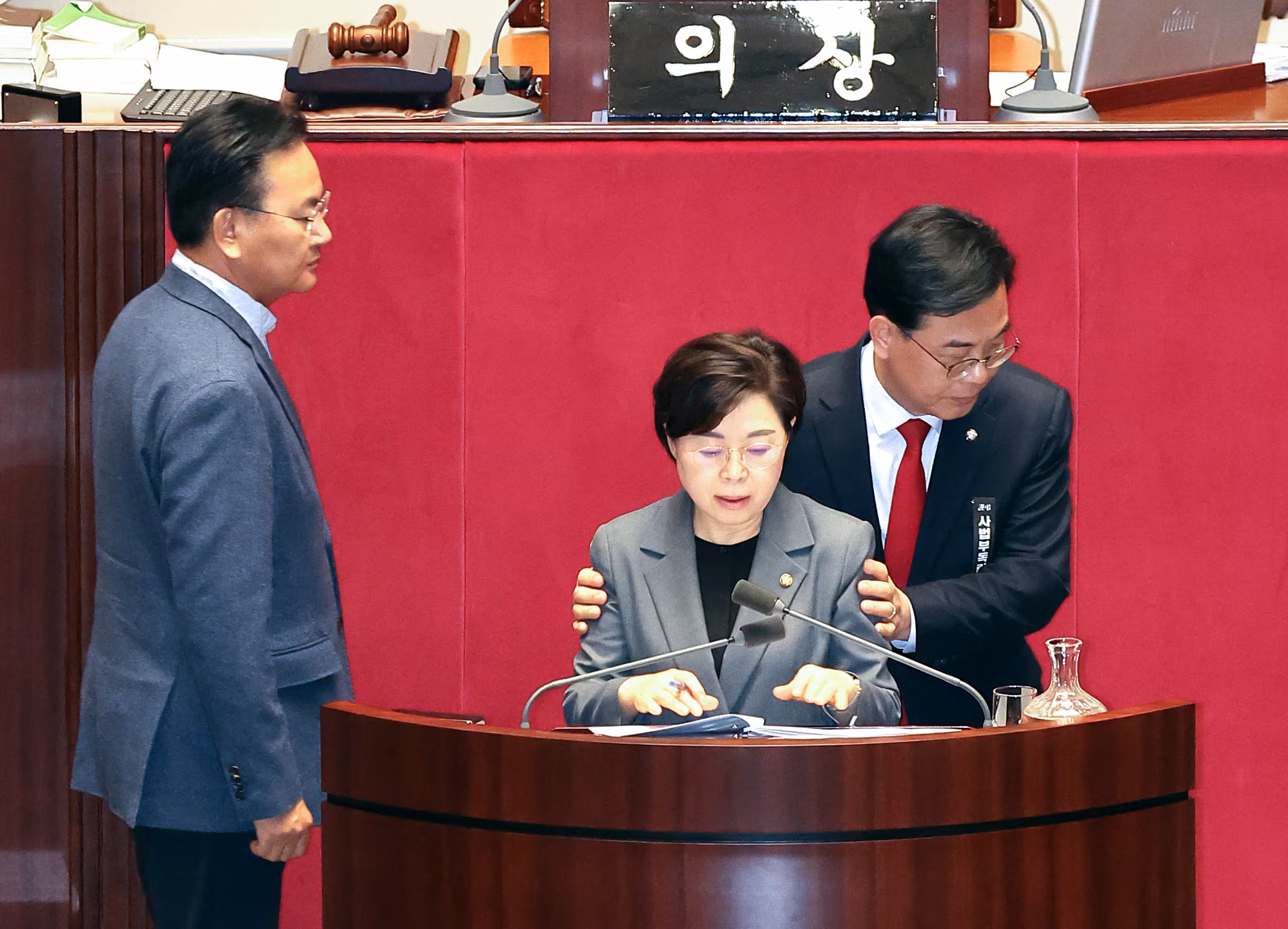 송언석 국민의힘 원내대표가 1일 국회 본회의장에서 국민투표법 전부개정법률안(대안)에 대한 무제한토론을 하고 있던 김정재 의원에게 토론 중단을 요청한 뒤 단상을 내려가고 있다. 송 원내대표는 앞서 더불어민주당에 대구·경북 행정통합 특별법 처리 협조를 요구하며 필리버스터(무제한 토론을 통한 합법적인 의사진행 방해)를 전면 중단하겠다고 밝혔다./연합뉴스