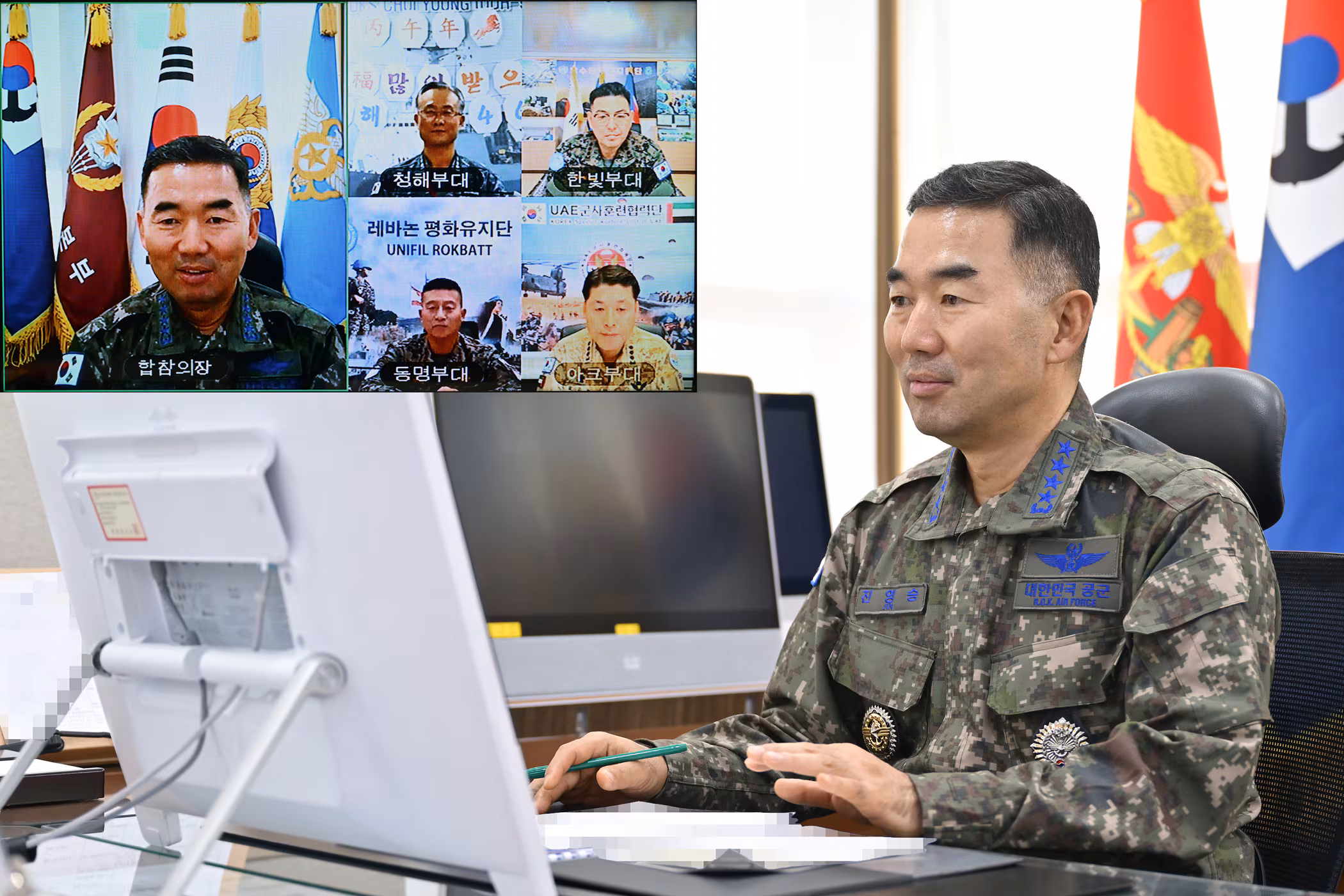 진영승 합참의장이 지난 1월 1일 해외파병부대 장병들과 화상통화를 하고 있다. /합참 제공