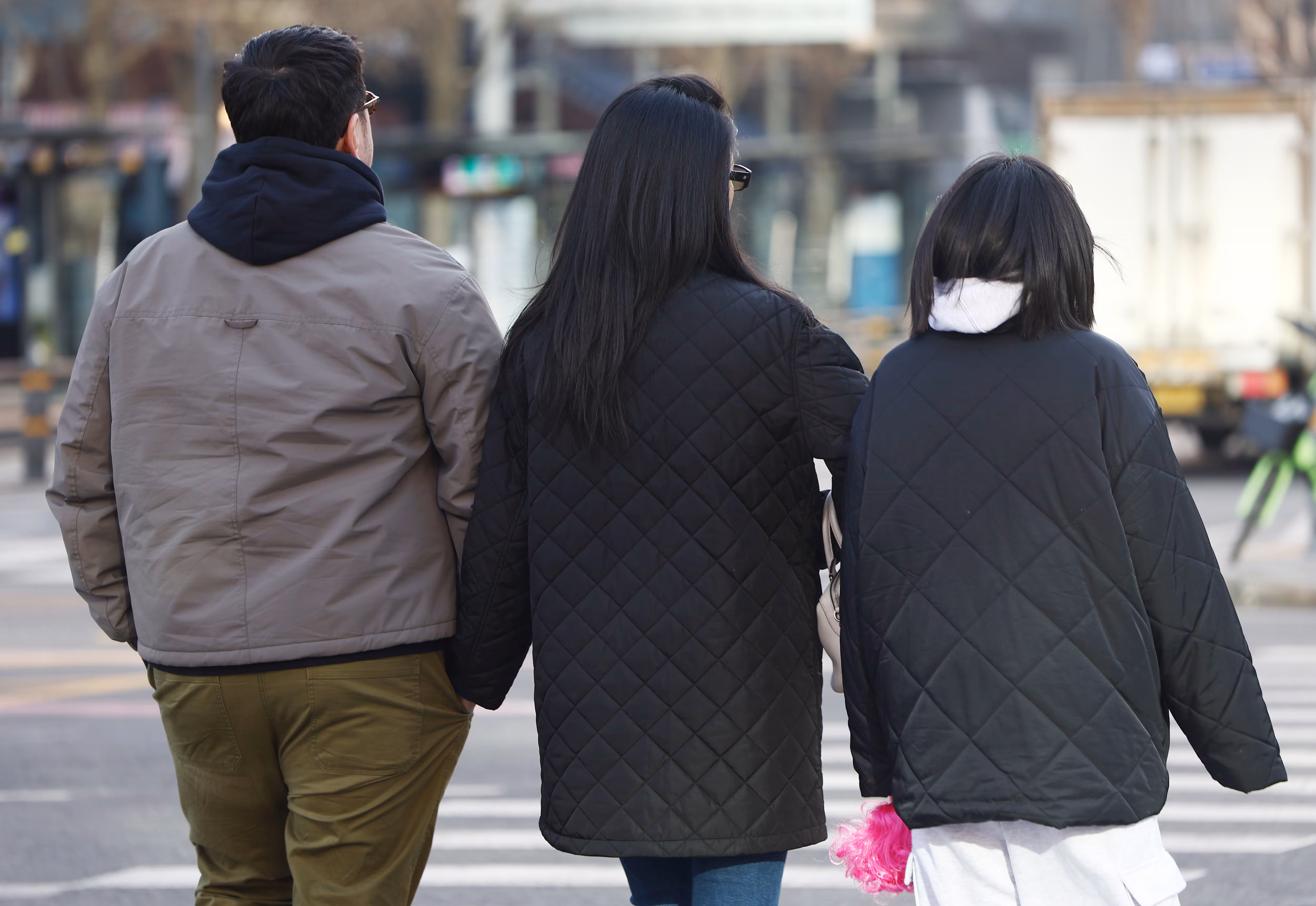 서울 종로구 광화문역 인근에서 시민들이 이동하고 있다. /뉴스1