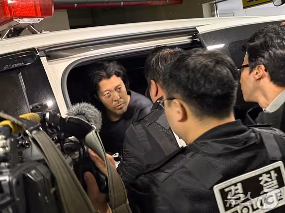 항공사 동료 기장을 흉기로 살해한 혐의를 받는 김동환(49)이 26일 오전 부산진경찰서에서 검찰로 송치되고 있다. /뉴스1