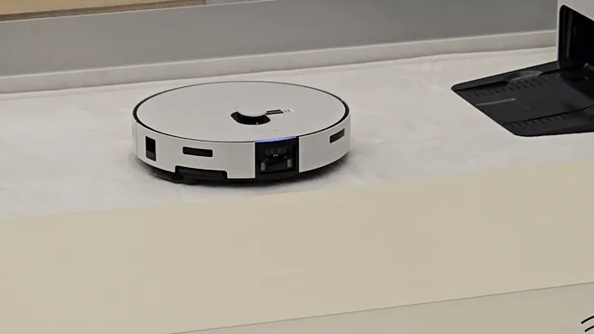 삼성전자의 2세대 로봇 청소기 제품인 2026년형 ‘비스포크 AI 스팀’이 45㎜ 높이의 매트를 넘고 있는 모습./정두용 기자