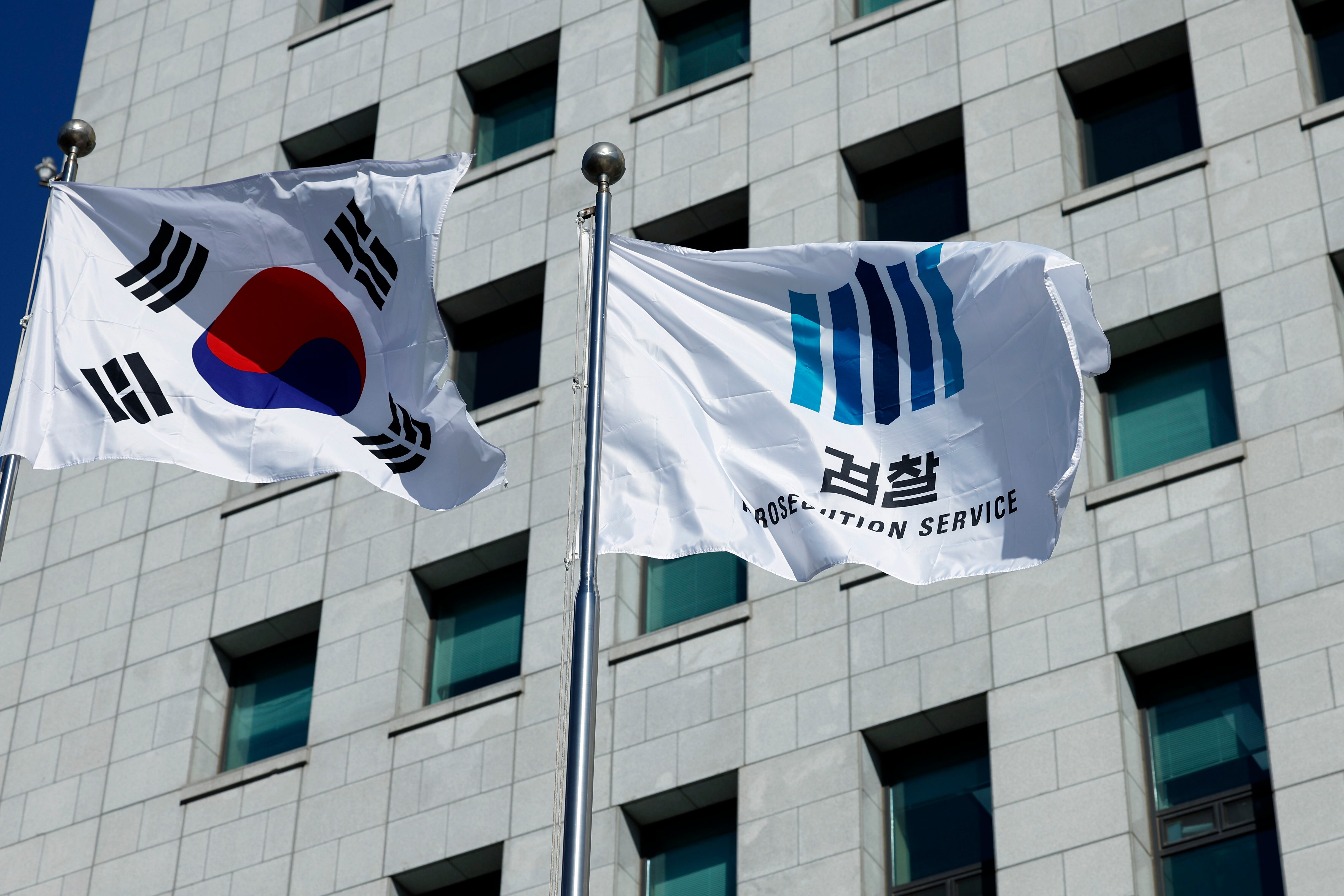 지난 19일 서울 서초구 대검찰청 게양대에 태극기와 검찰 깃발이 바람에 휘날리고 있다. /뉴스1