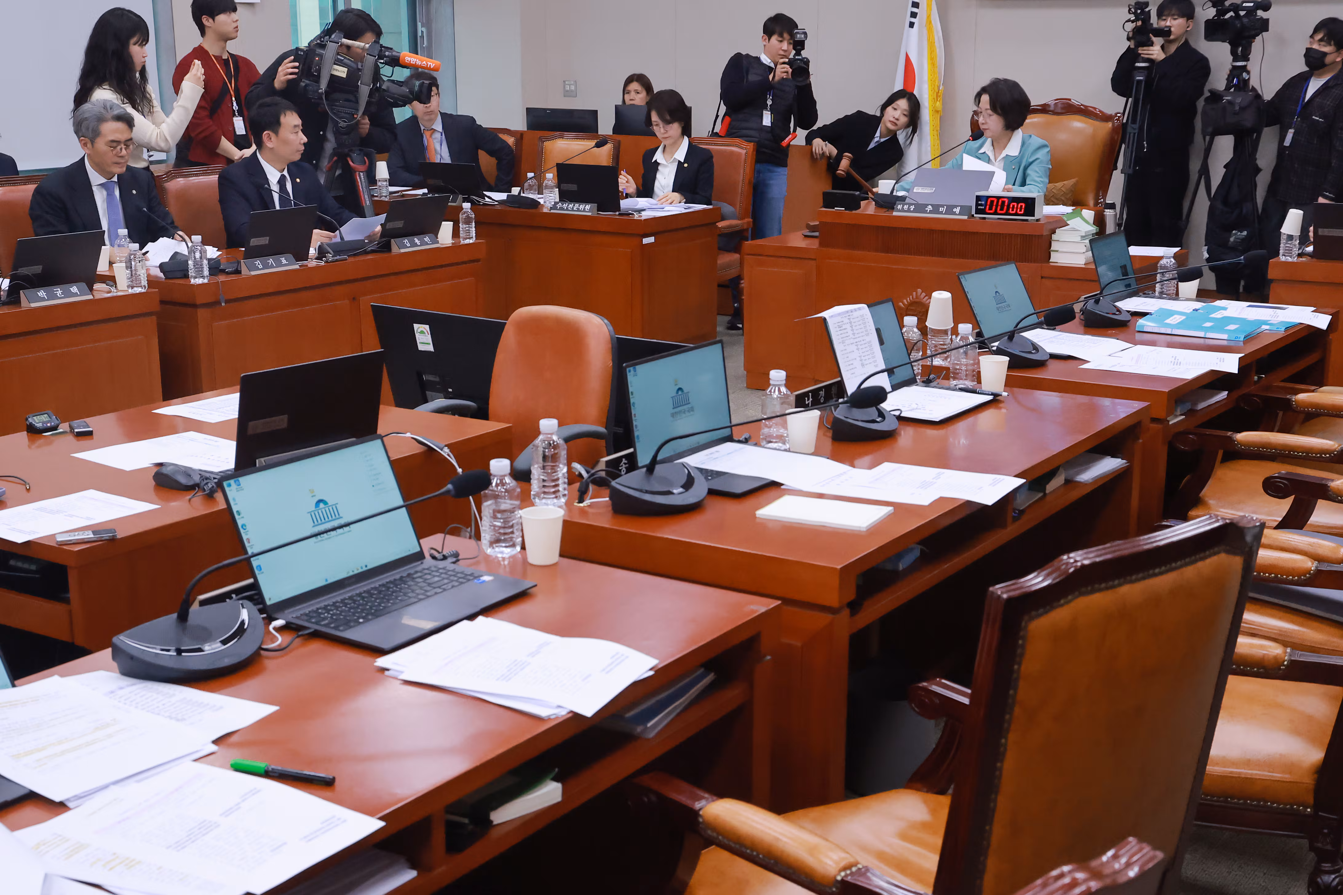 지난 18일 국회에서 열린 법제사법위원회 전체회의에서 위원장인 더불어민주당 추미애 의원이 중대범죄수사청 설치법안을 처리하고 있다. 표결 직전 국민의힘 법사위원들은 퇴장했다. /연합뉴스