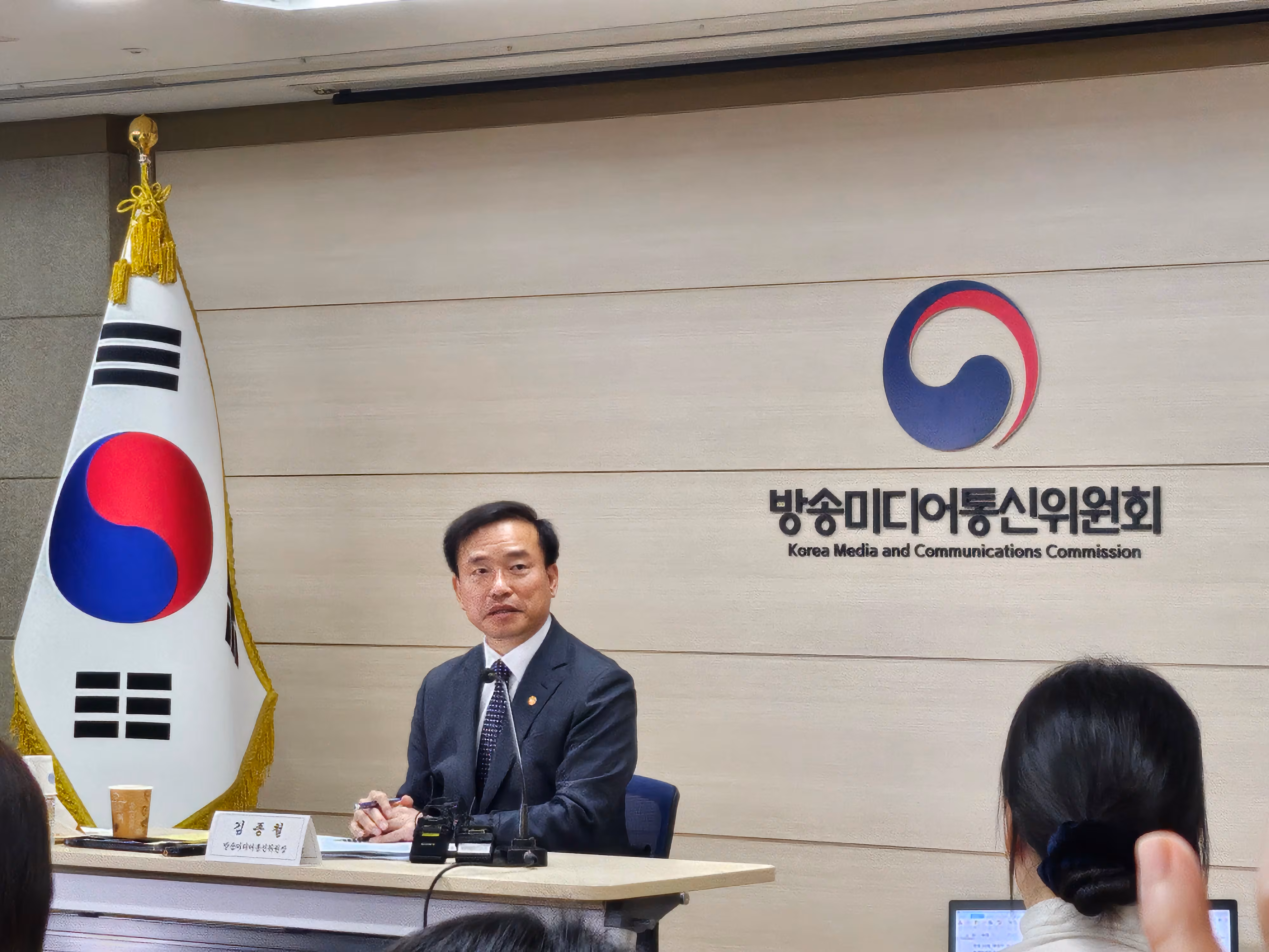 김종철 방송미디어통신위원장이 30일 정부과천청사에서 열린 취임 100일 기자간담회에서 발언하고 있다./안상희 기자