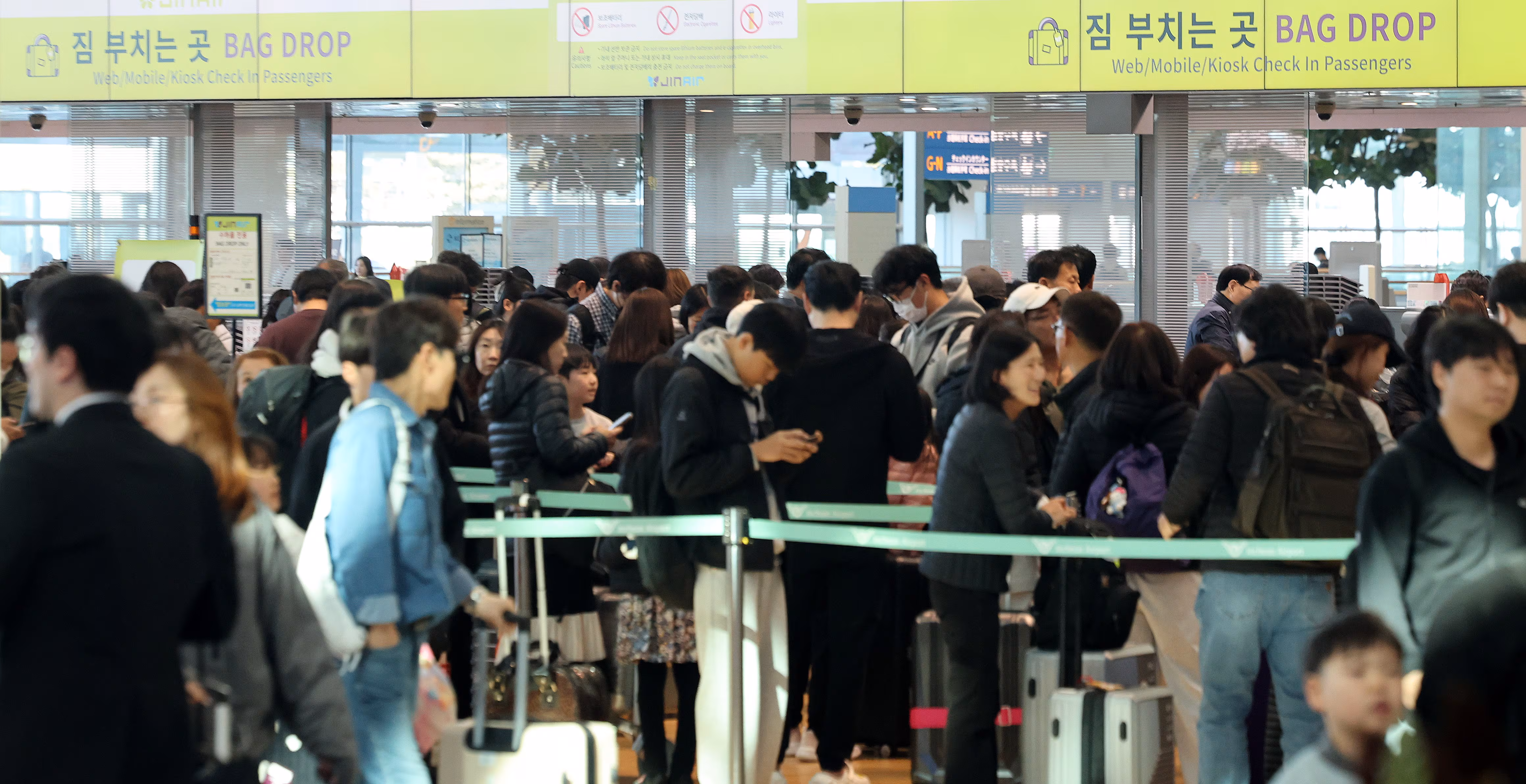 설날을 하루 앞둔 지난 2월 16일 인천국제공항 2터미널에 출국을 앞둔 시민들로 북적이고 있다./뉴스1