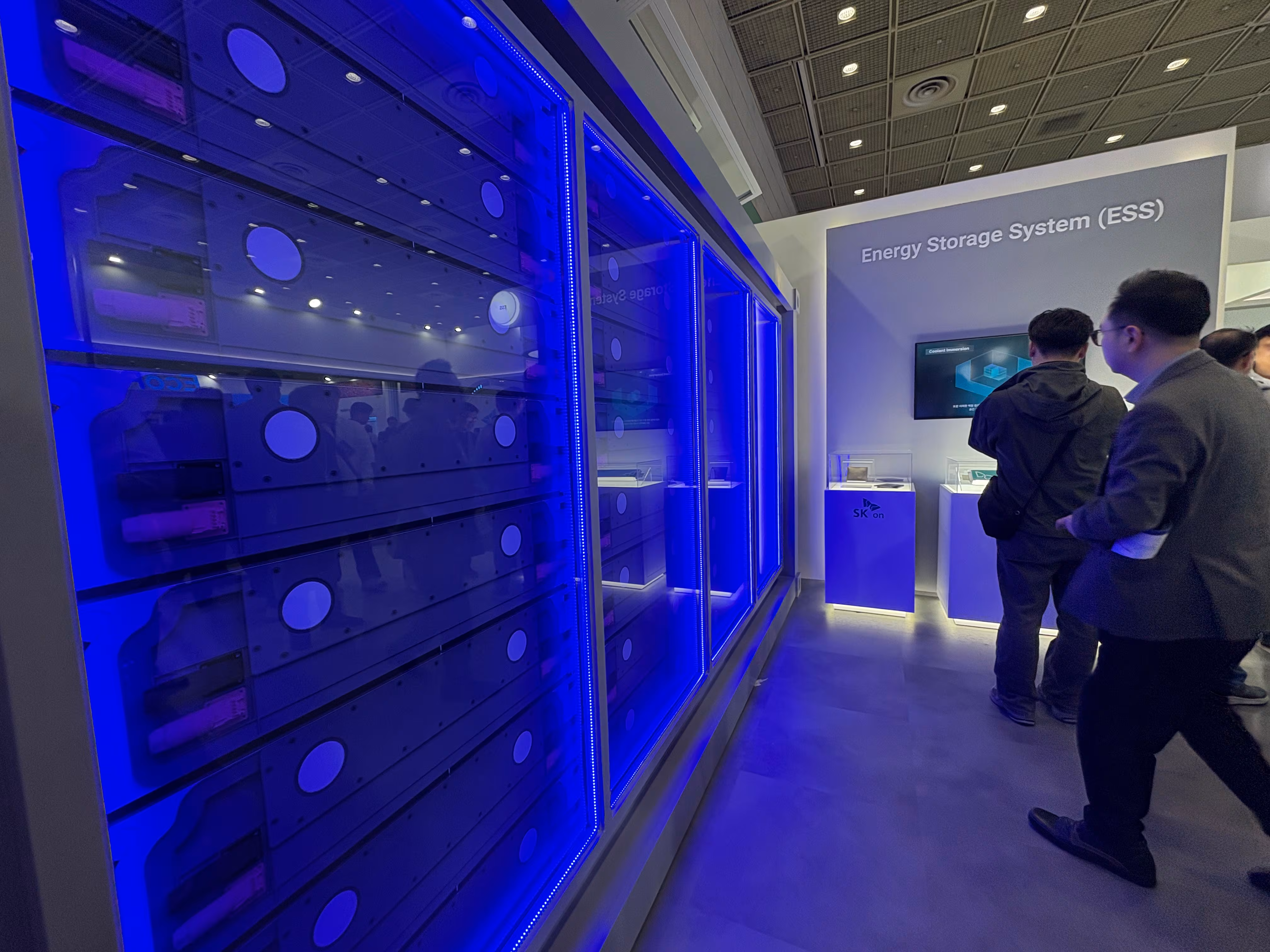 SK온이 '인터배터리 2026'에 전시한 에너지저장장치(ESS) 제품. / 이인아 기자