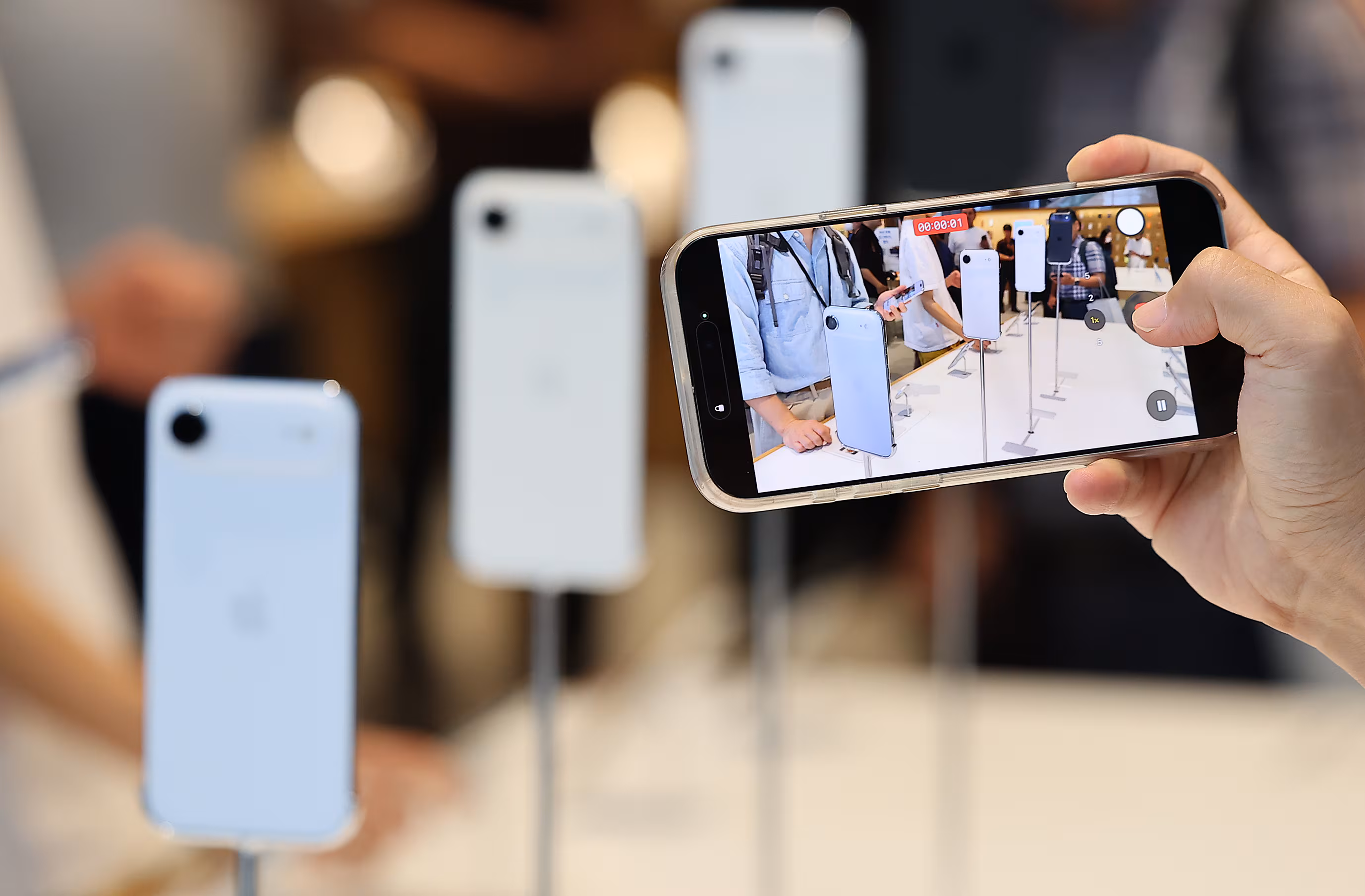 서울 중구 명동 애플스토어에 전시된 '아이폰 에어'./뉴스1