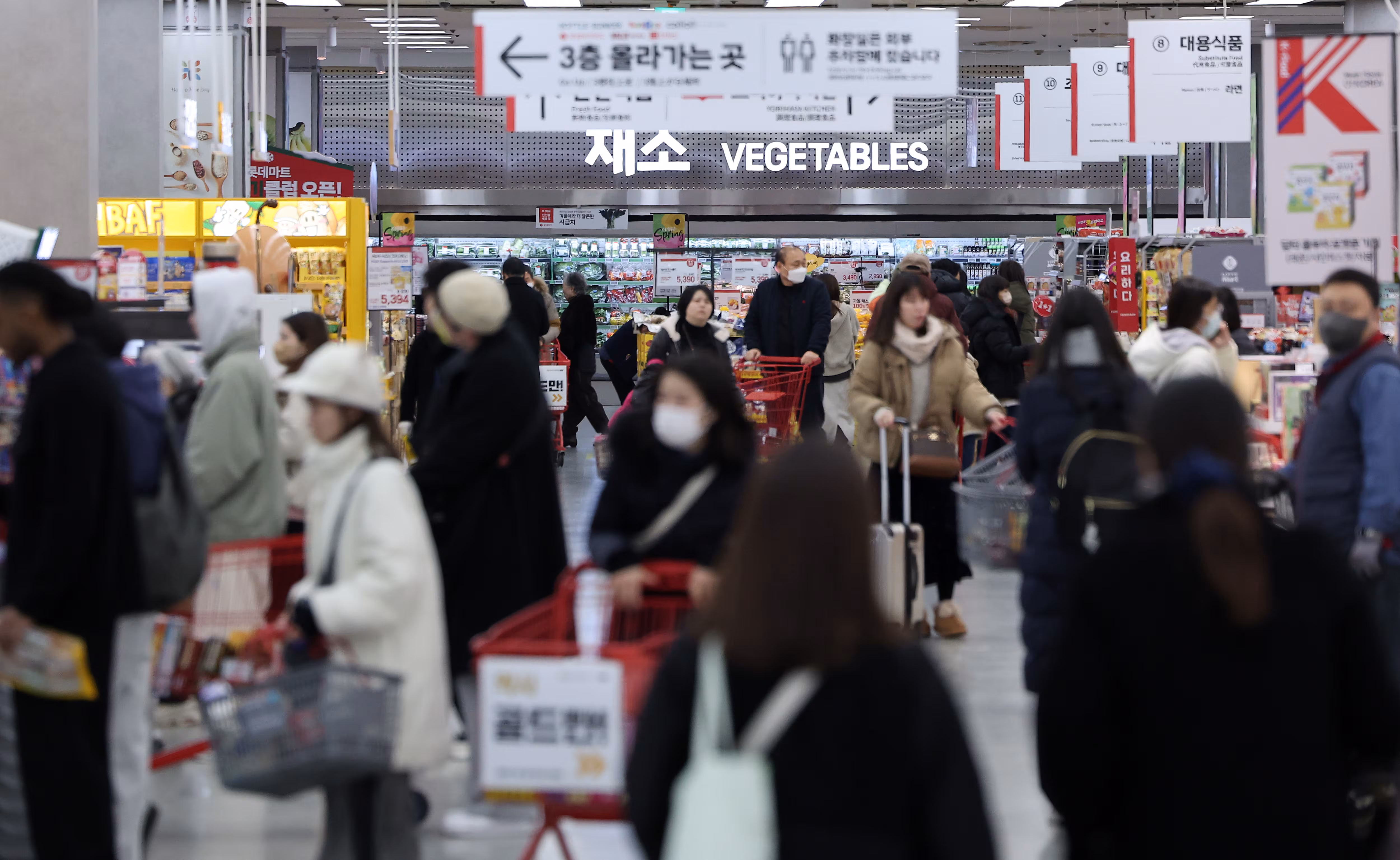지난 2월 24일 서울 시내 한 대형마트에서 시민들이 장을 보고 있다./뉴스1