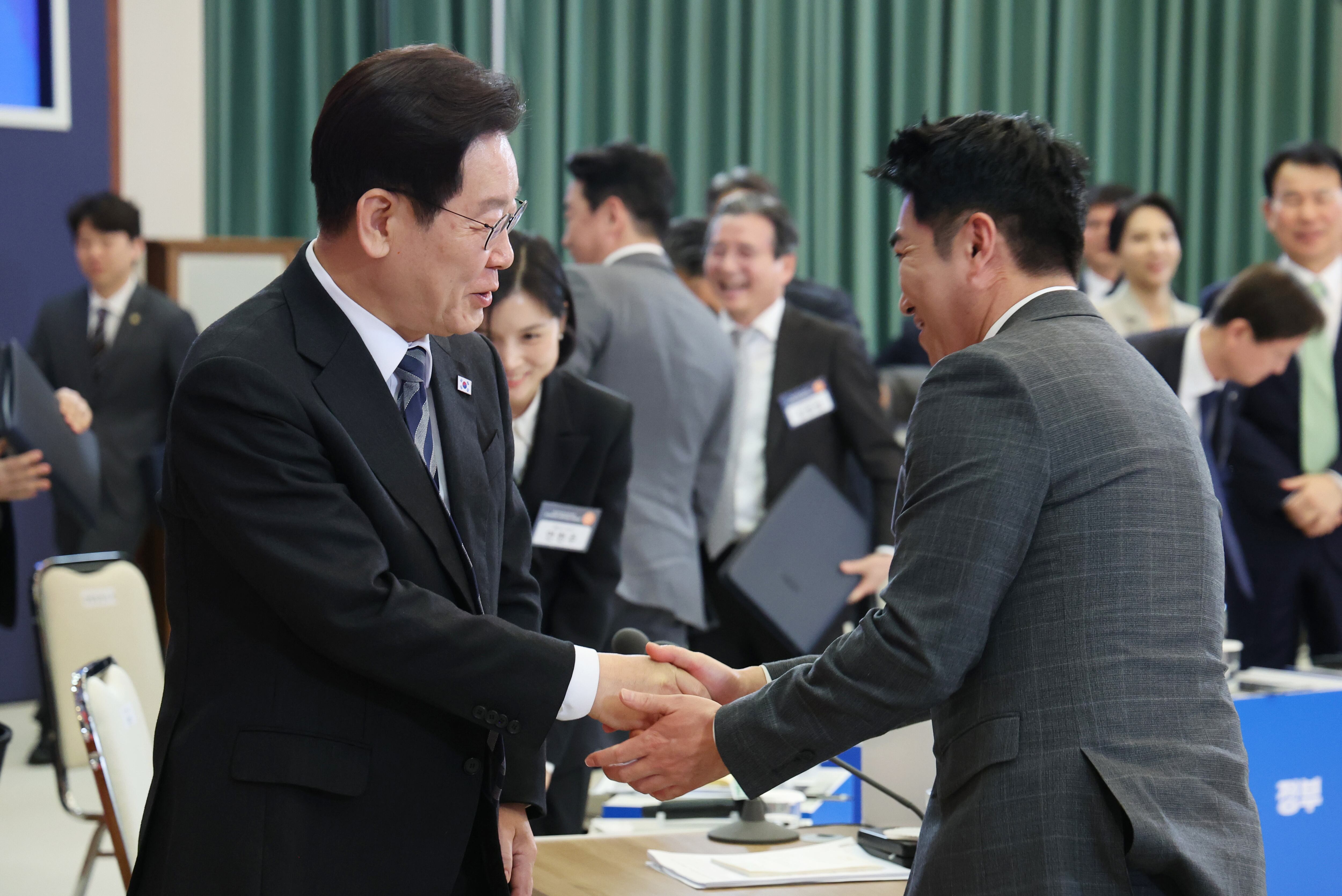 이재명 대통령이 지난 18일 청와대에서 열린 자본시장 안정과 정상화 간담회가 끝난 뒤 개인투자자로서 참석한 방송인 장동민과 악수하고 있다. /연합뉴스