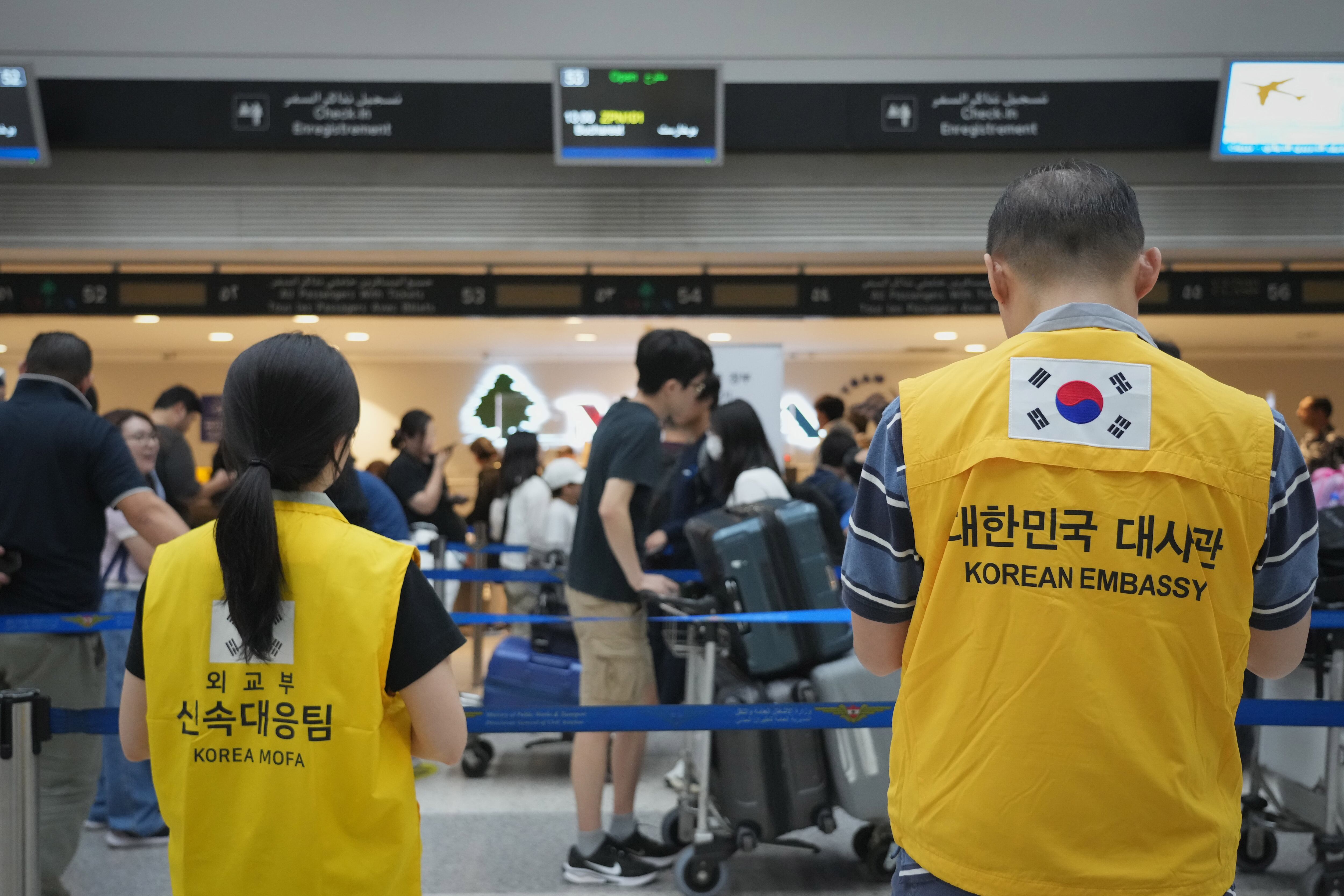 레바논 체류 재외국민들이 4일(현지시간) 레바논 베이루트 국제공항에서 탑승 수속을 하며 외교부 신속대응팀 관계자의 안내를 받고 있다. /외교부 제공
