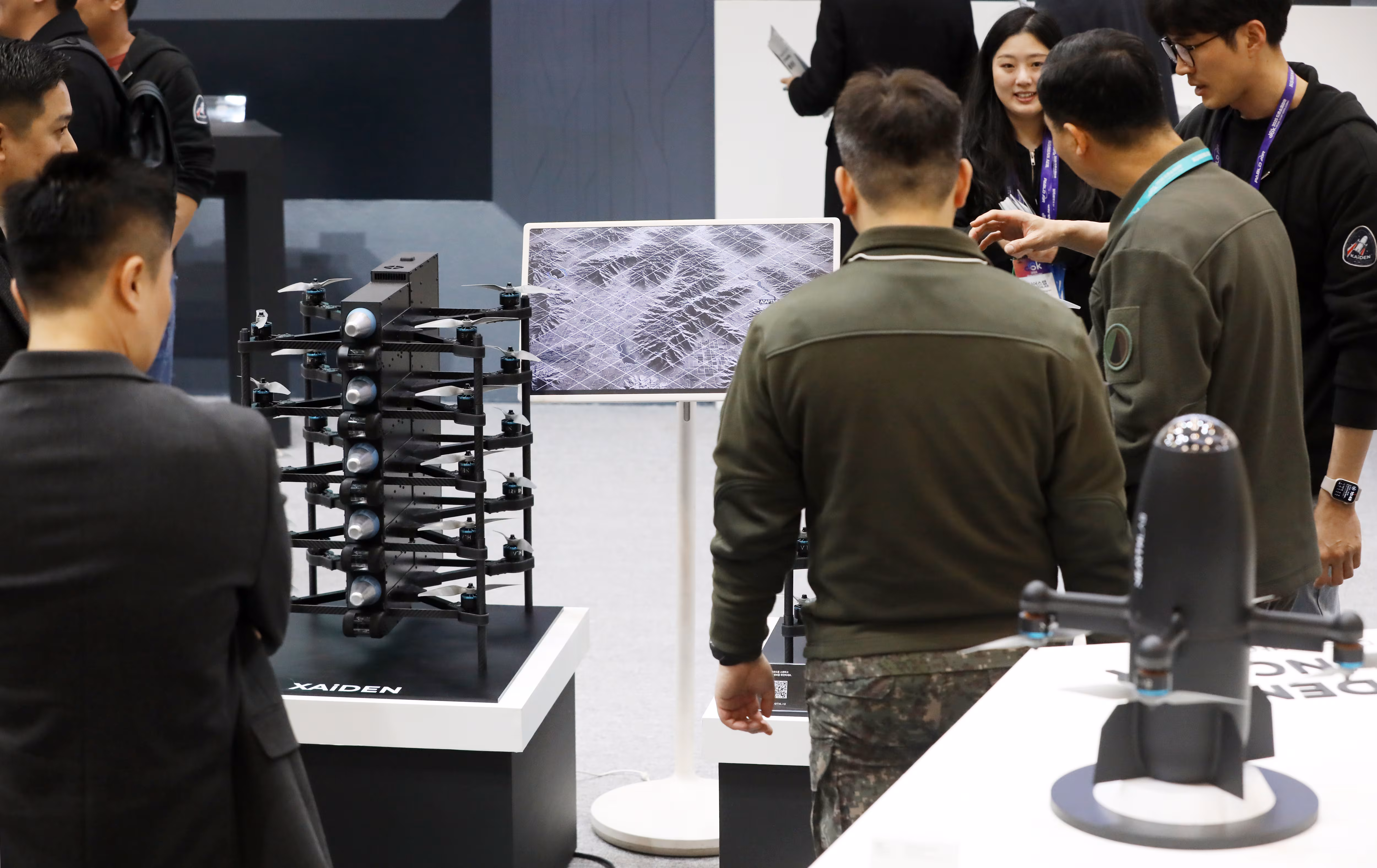 니어스랩이 'DSK 2025(드론쇼코리아)'에서 선보인 군집 자율비행 공격 드론 'XAiDEN'과 고속 요격 AI 드론 'KAiDEN'. /뉴스1