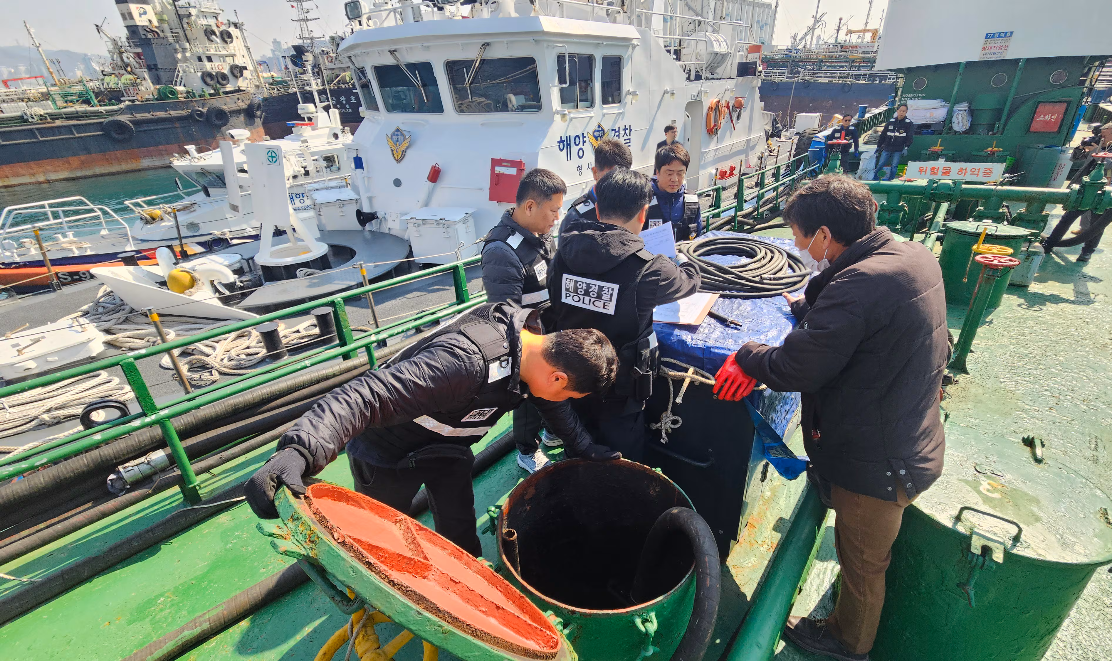지난 19일 오전 부산 동구 부산항 4부두에 정박 중인 한 급유선에서 남해지방해양경찰청과 부산해양경찰서 소속 경찰관들로 구성된 전담반이 해상 석유 유통 특별단속 활동을 벌이고 있다. /연합뉴스
  
