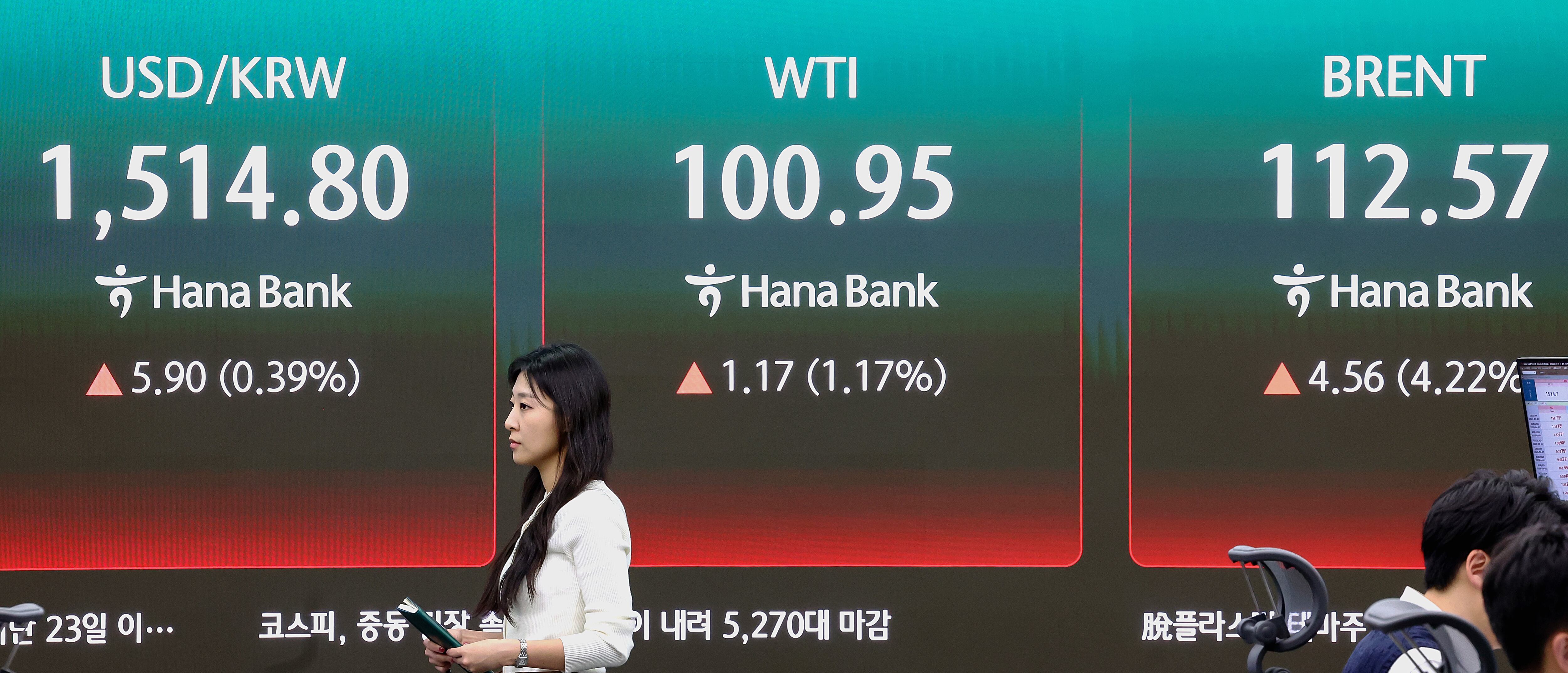 코스피 지수가 중동 확전 우려에 상승 마감한 30일 오후 서울 중구 하나은행 딜링룸 현황판에 서부텍사스산원유(WTI) 가격이 나오고 있다. /뉴스1
