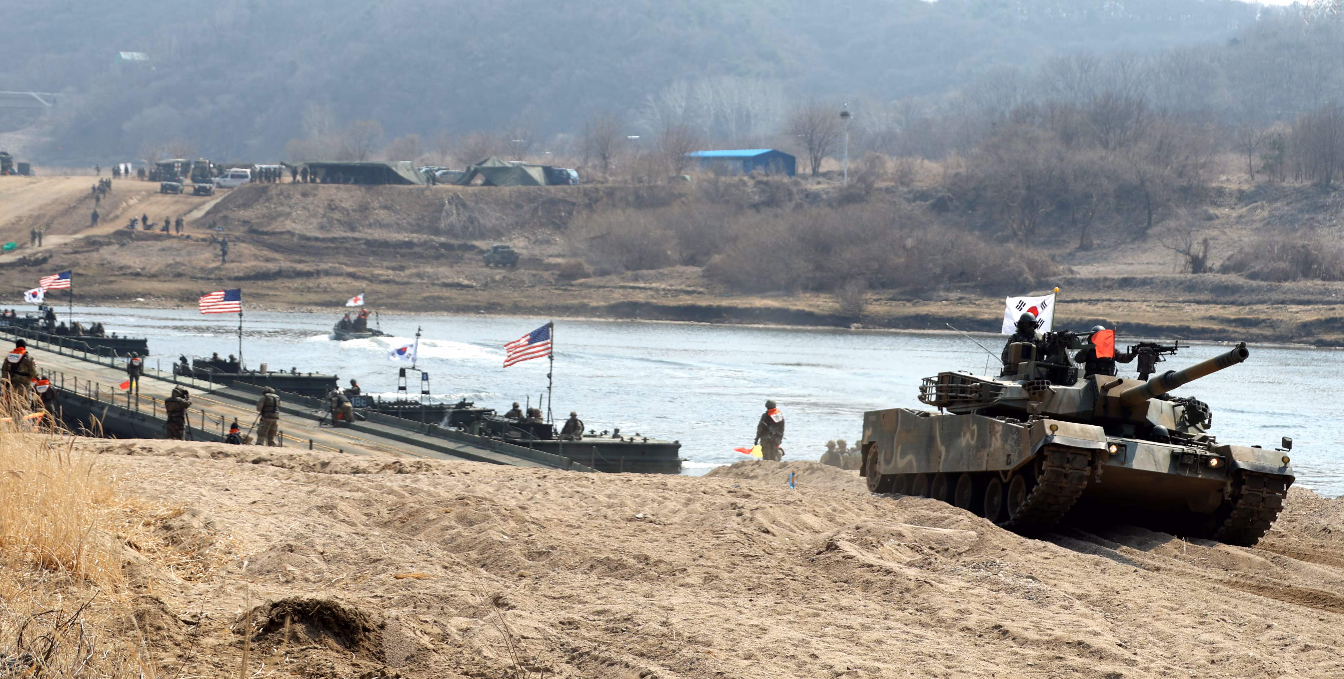 지난해 3월 20일 경기 연천군 임진강 일대 석은소 훈련장에서 열린 한미 연합 제병협동 도하훈련 모습. /뉴스1