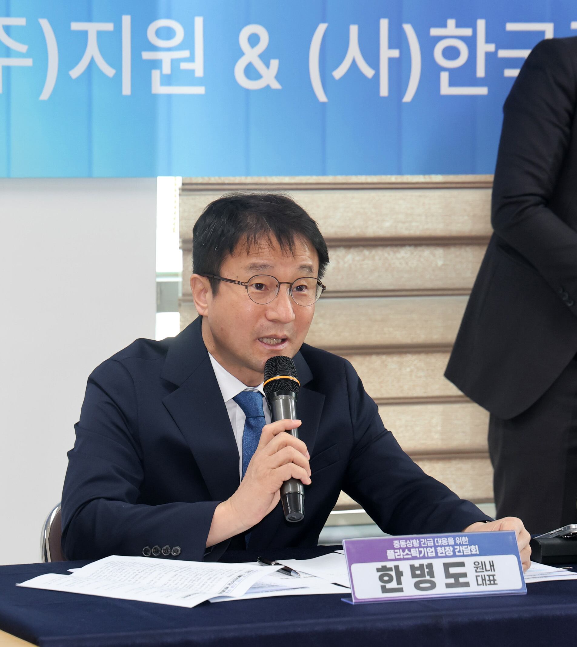 한병도 더불어민주당 원내대표가 27일 경기 광주시에 위치한 한 플라스틱 기업에서 열린 중동상황 긴급대응 상생협력을 위한 더불어민주당-플라스틱기업 현장간담회에서 모두발언을 하고 있다./뉴스1