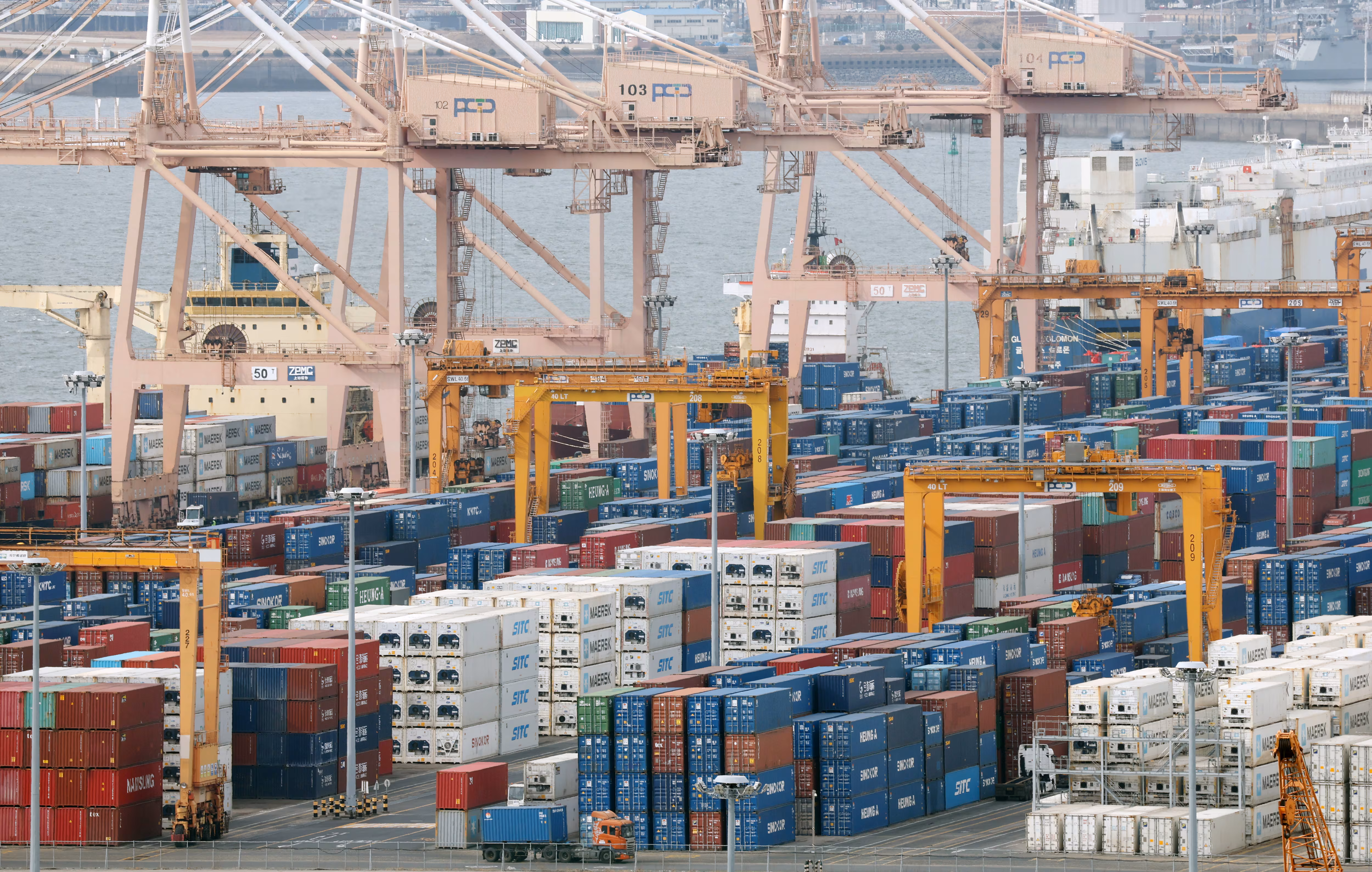 경기 평택시 포승읍 평택항에 수출용 컨테이너가 쌓여있다. /뉴스1